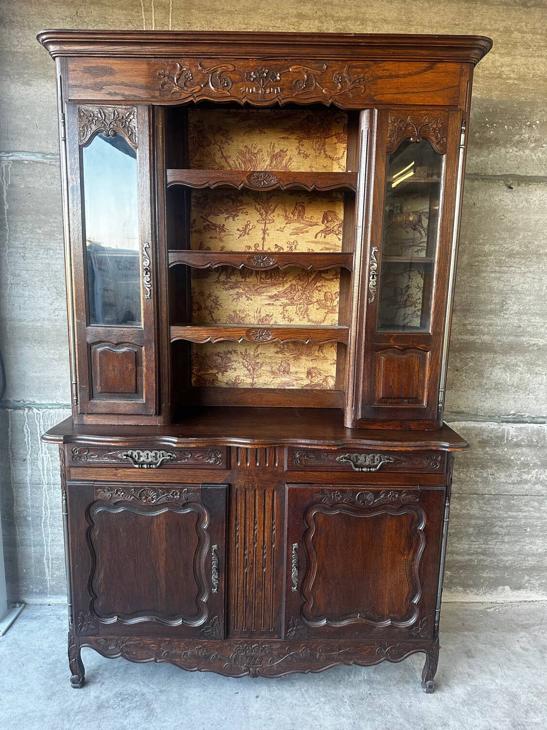 Buffet deux corps ancien en chêne sculpté – Style Louis XV – Vaisselie