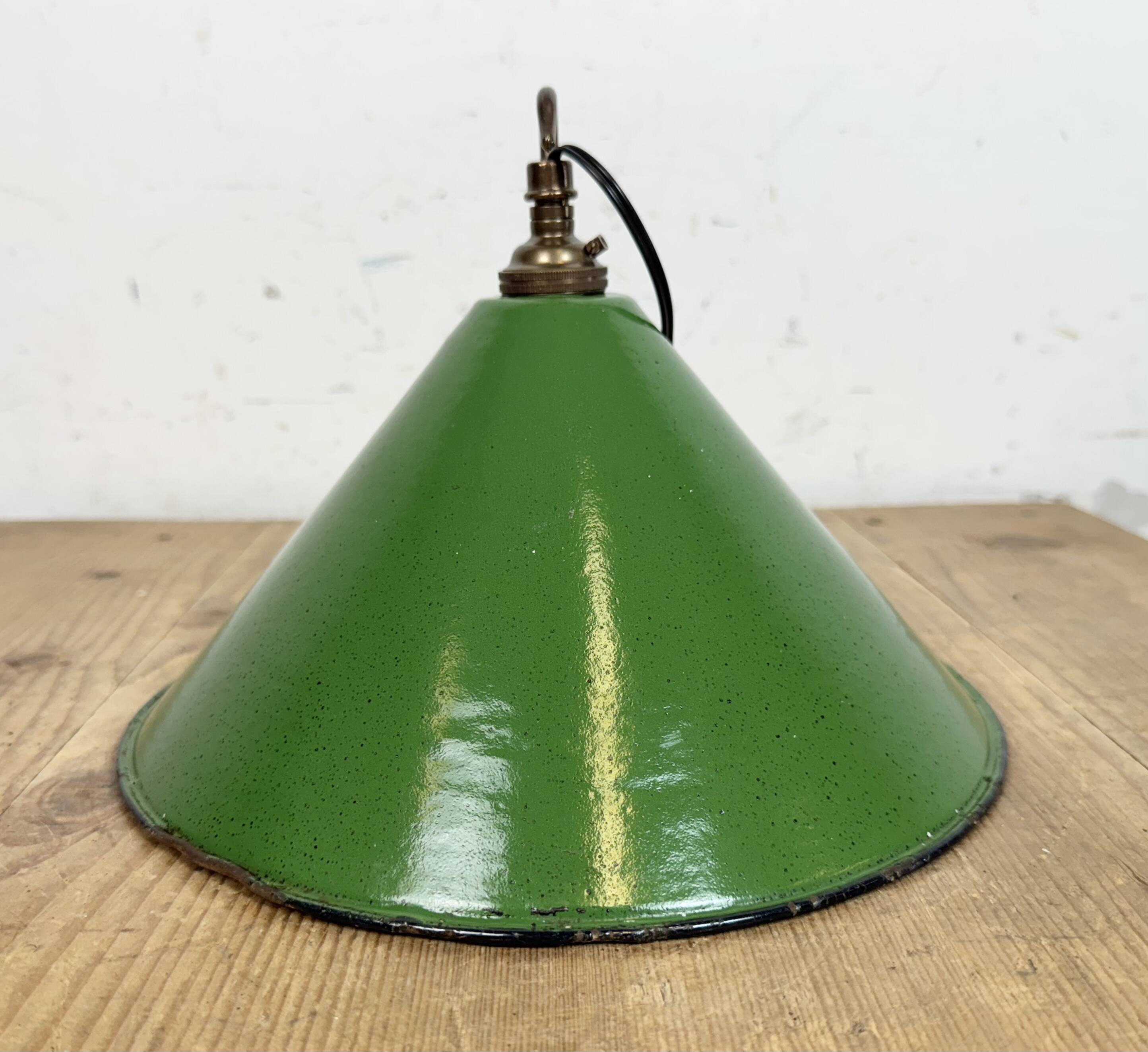 Suspension industrielle en tôle émaillée verte, années 1950