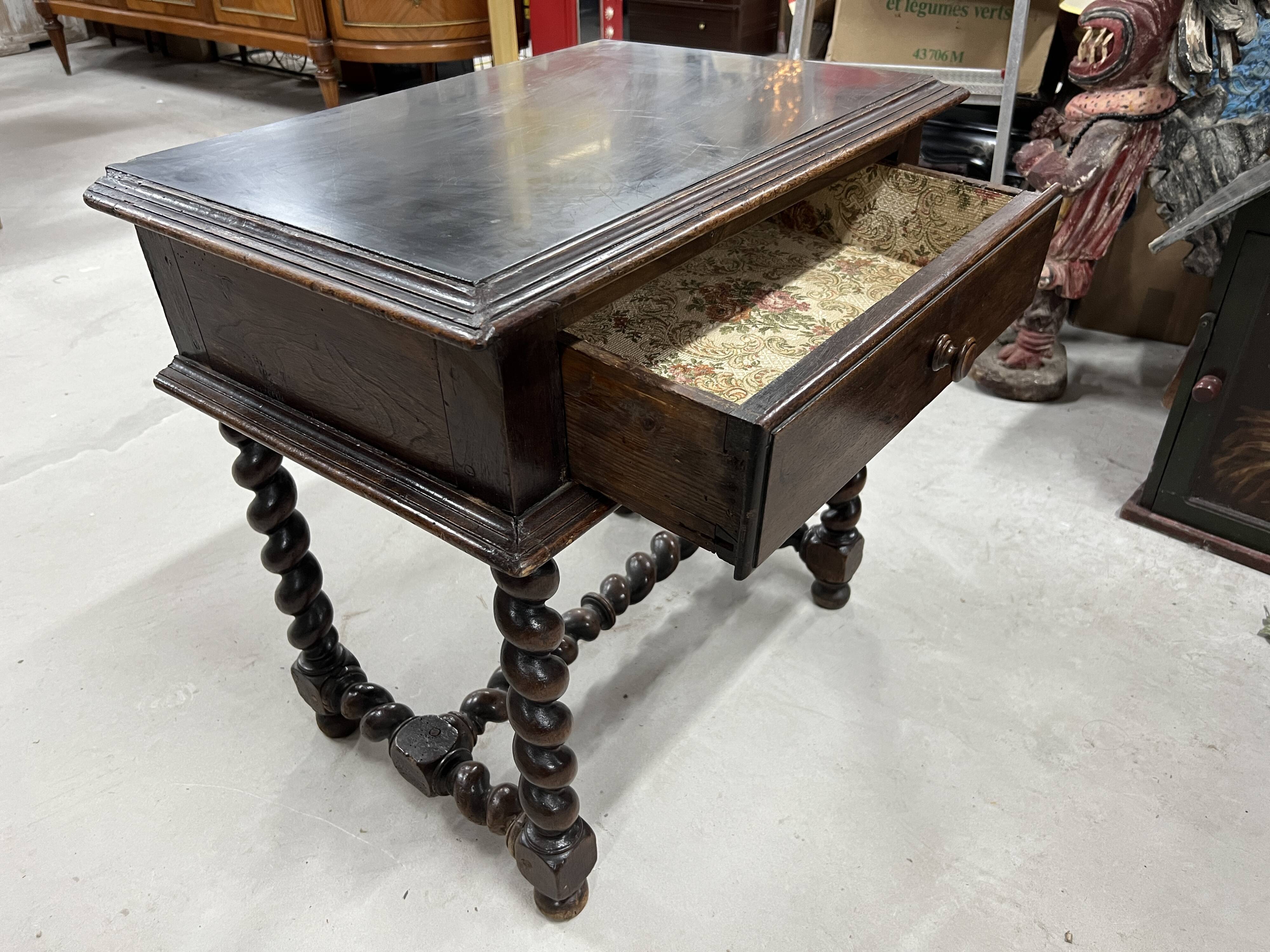Table d'appoint à pieds torsadés
