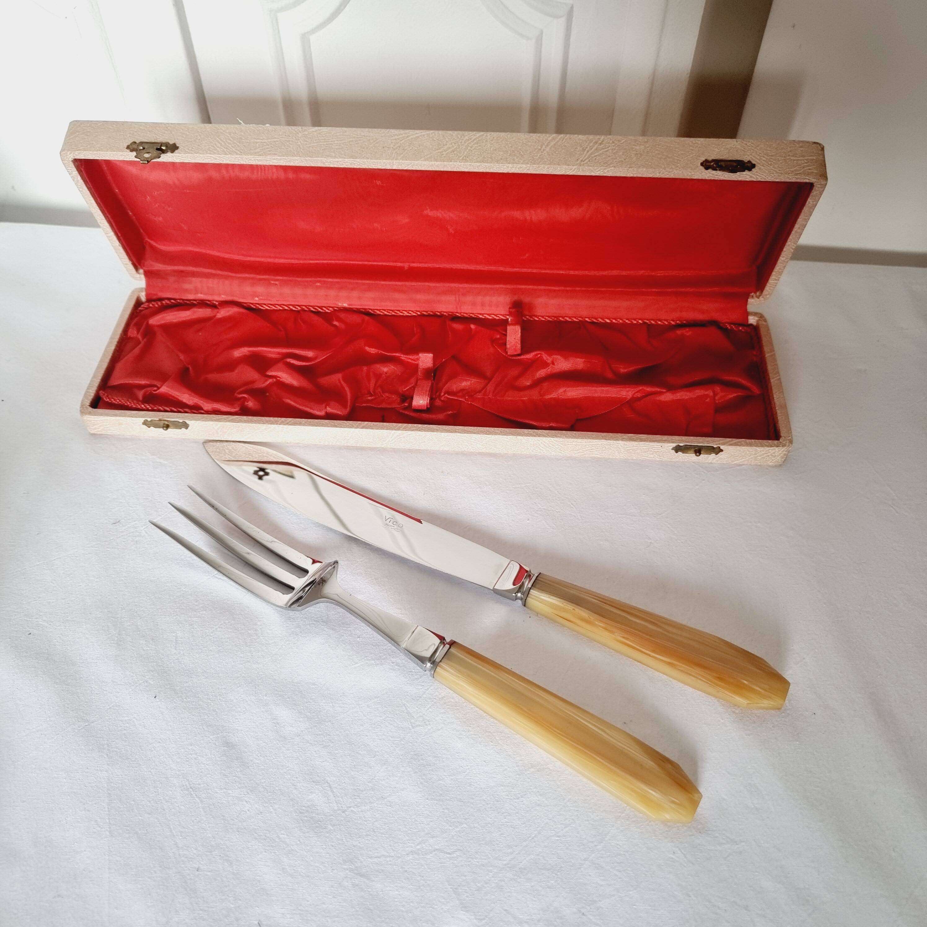 Case with cutlery for serving or cutting meat in baquelite