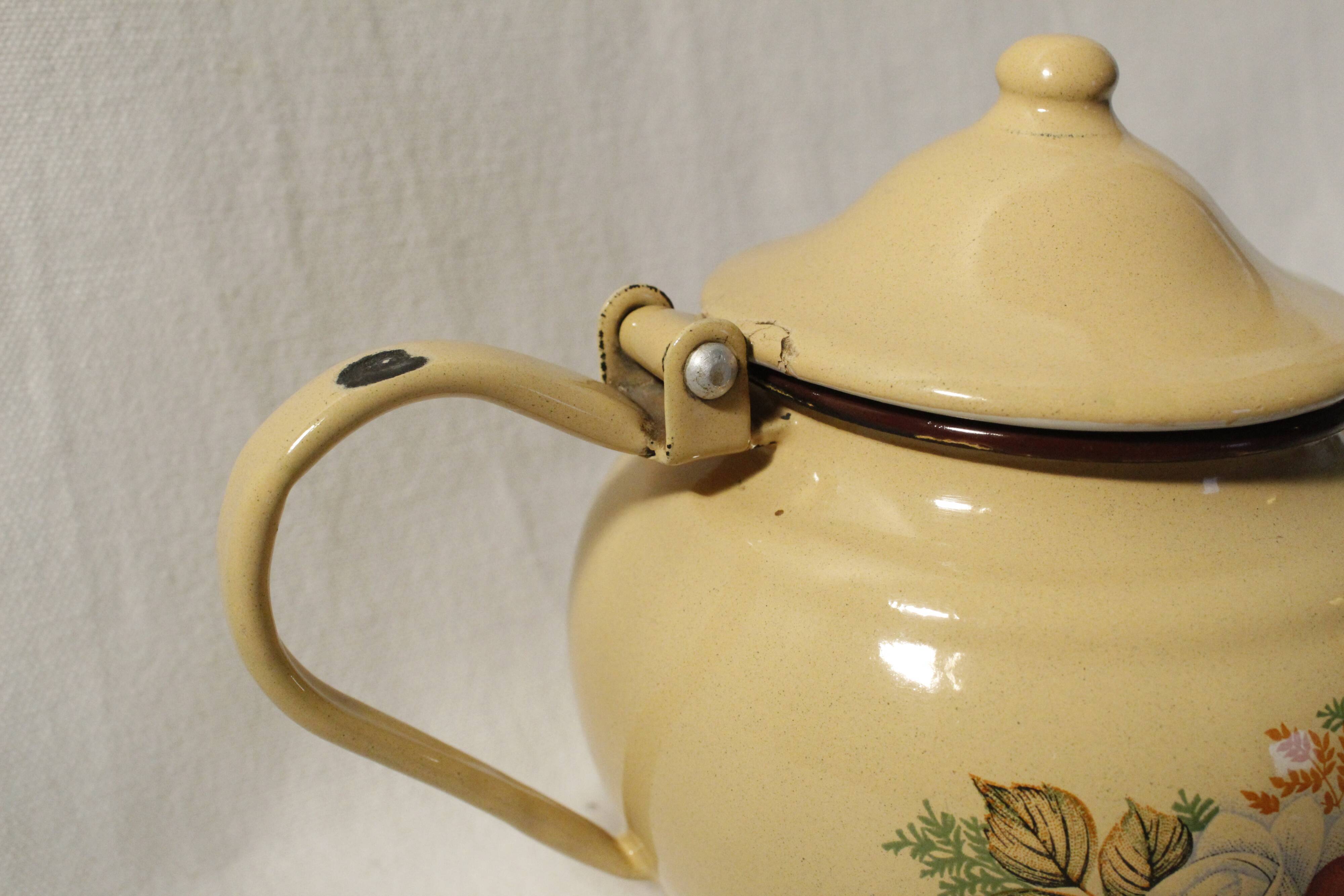 Théière en métal émaillée jaune/beige vintage - motifs fleurs