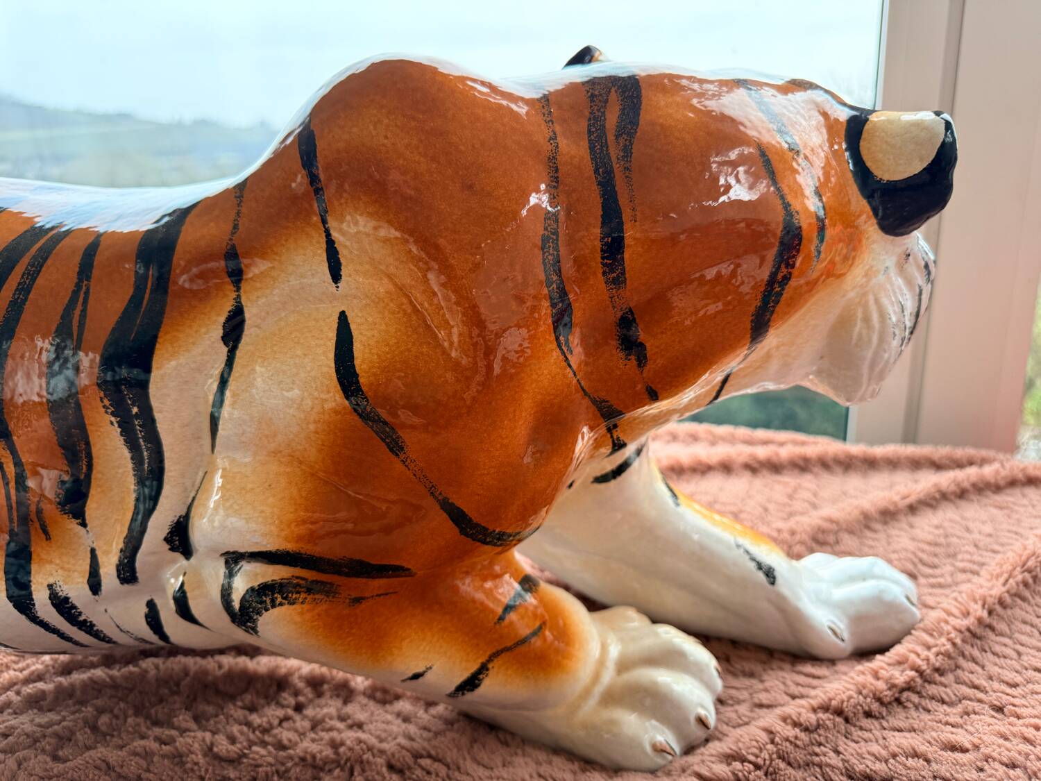 Tiger, Italian sculpture in glazed ceramic.
