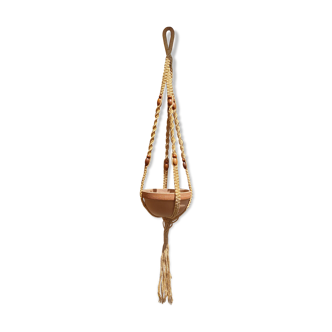 Suspension in macramé