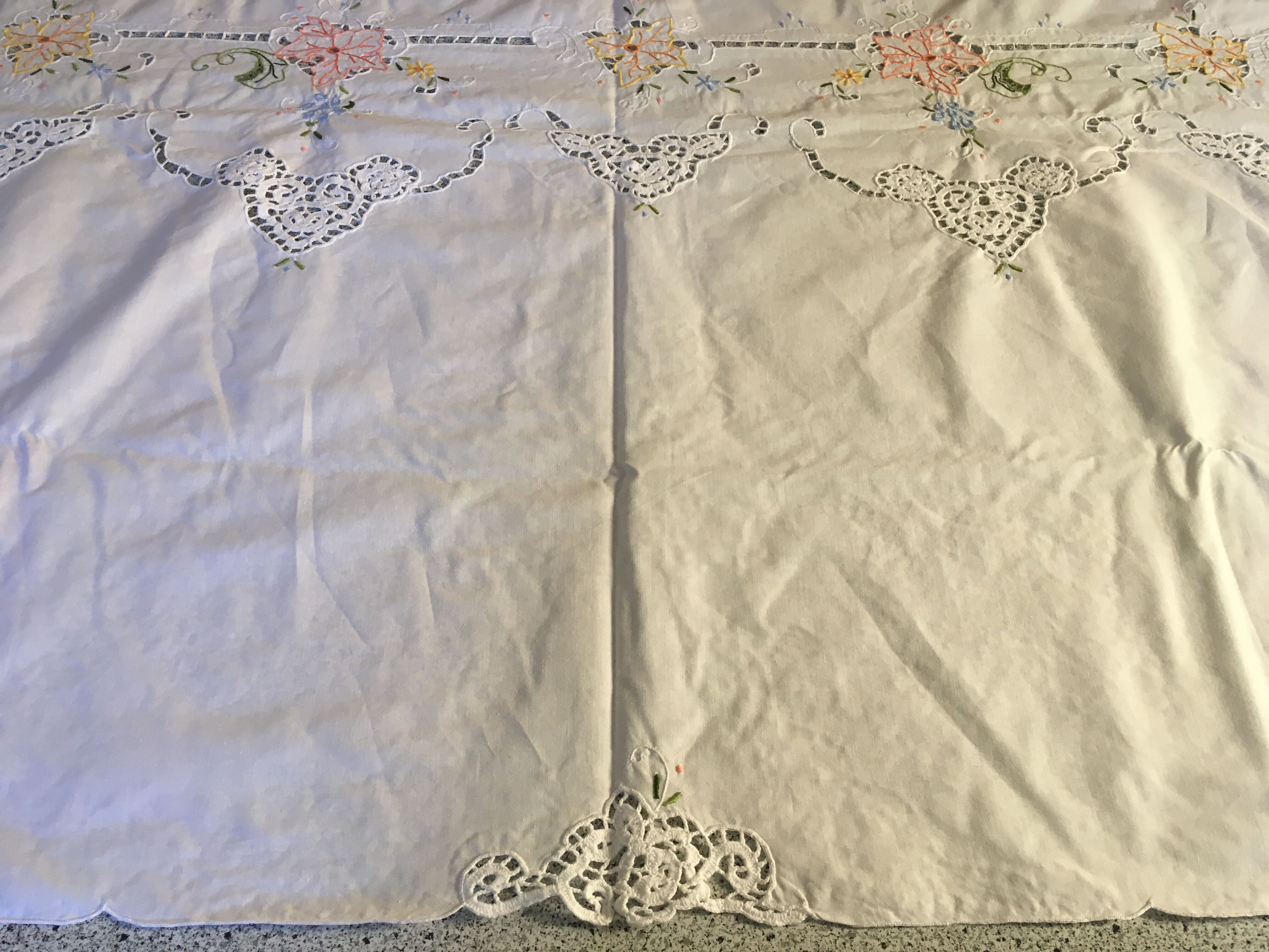 Nappe 160 x 260 ajourée brodée et 12 serviettes