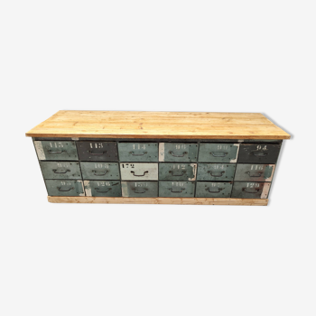 Ancien meuble d'atelier douze tiroirs patine verte