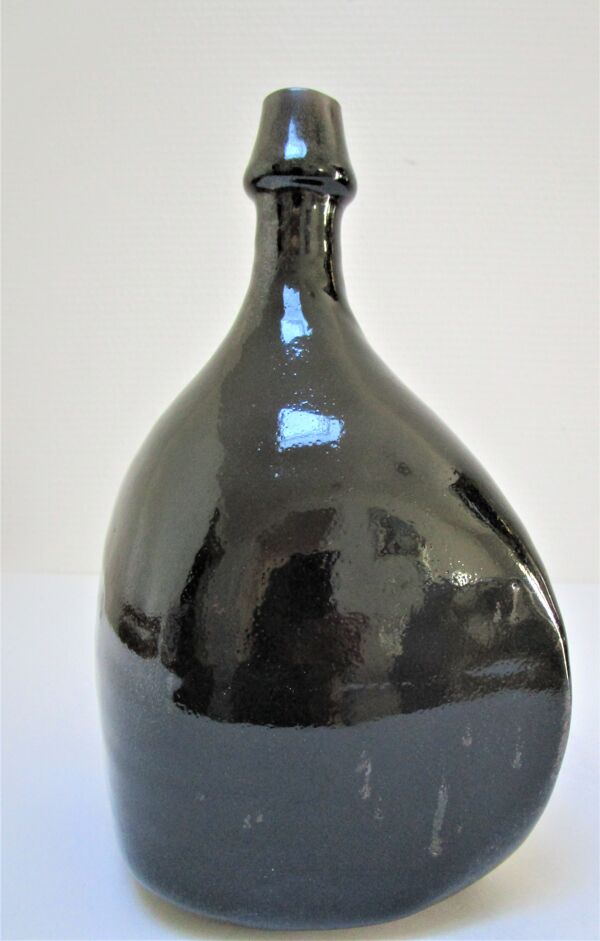 Vase bouteille grès émaillé noir par Roland Zobel