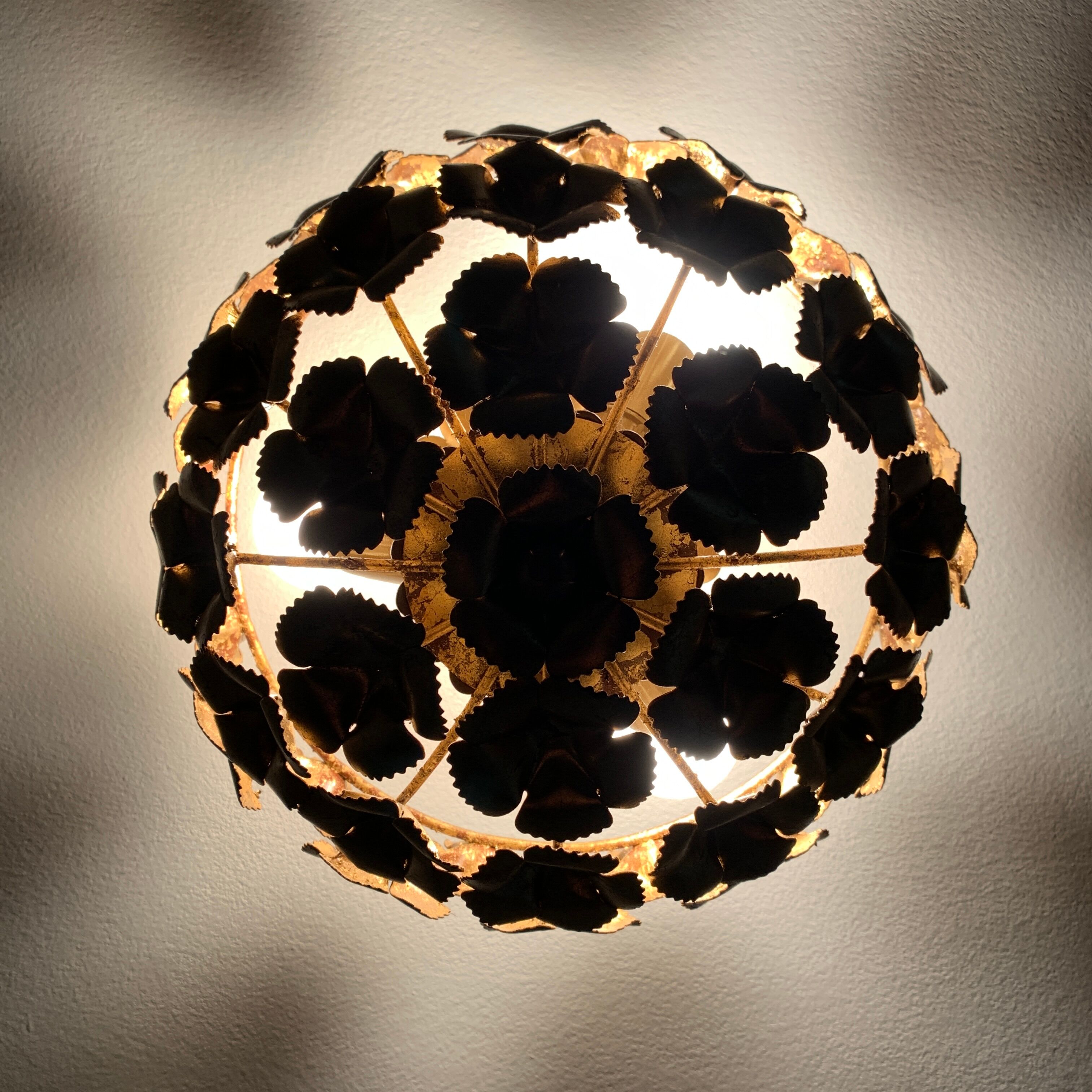 Ceiling lamp floral decoration in gilded metal