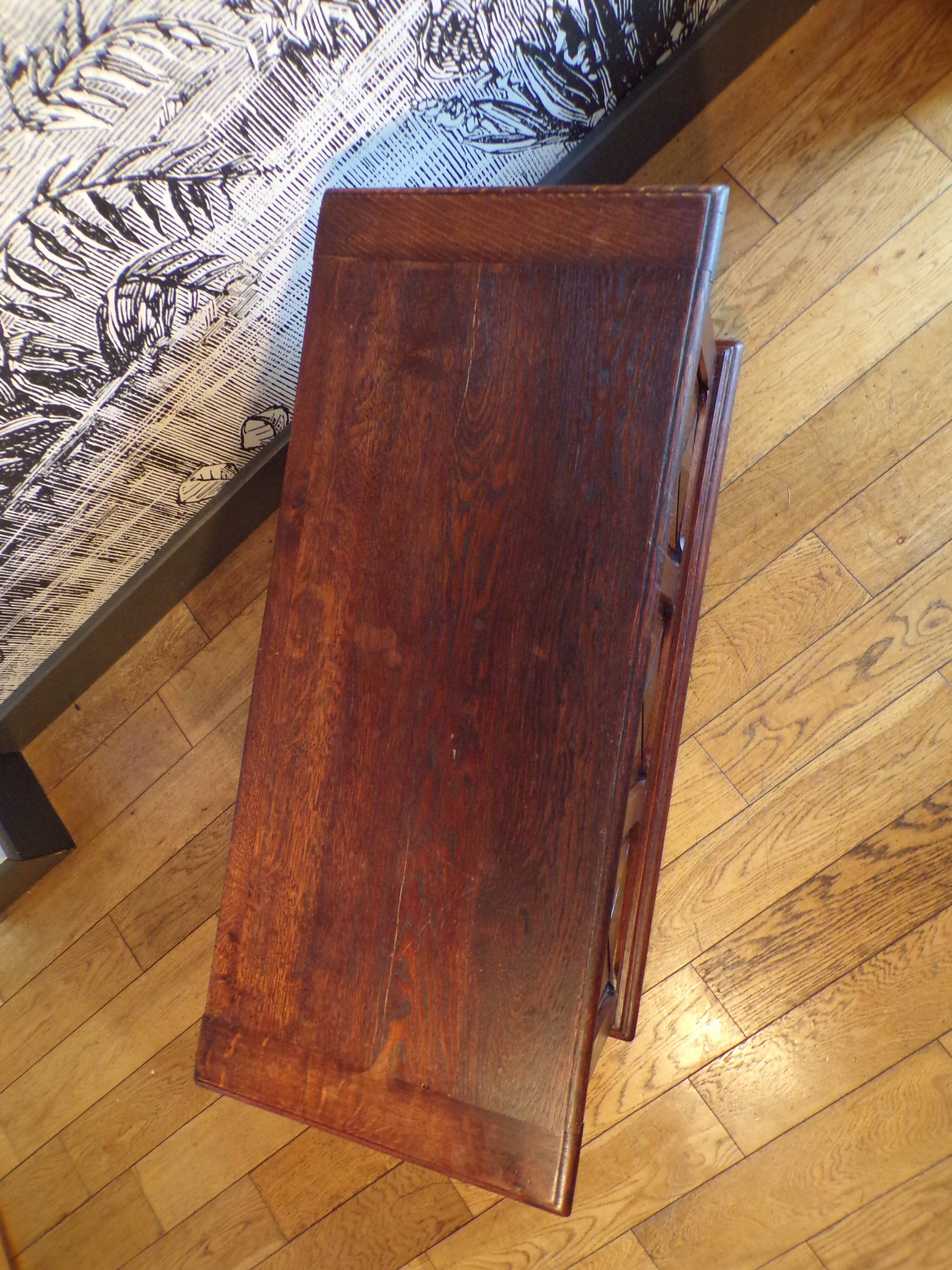 Neo-Basque style chest