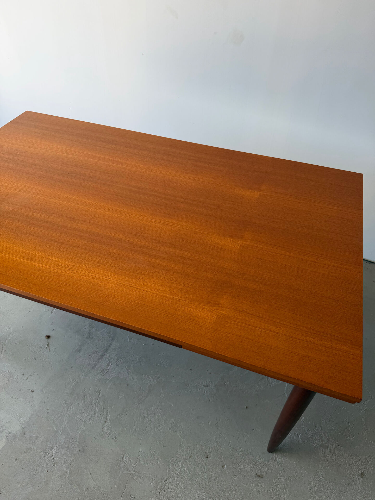 Rectangular extendable dining table with Scandinavian design in teak.