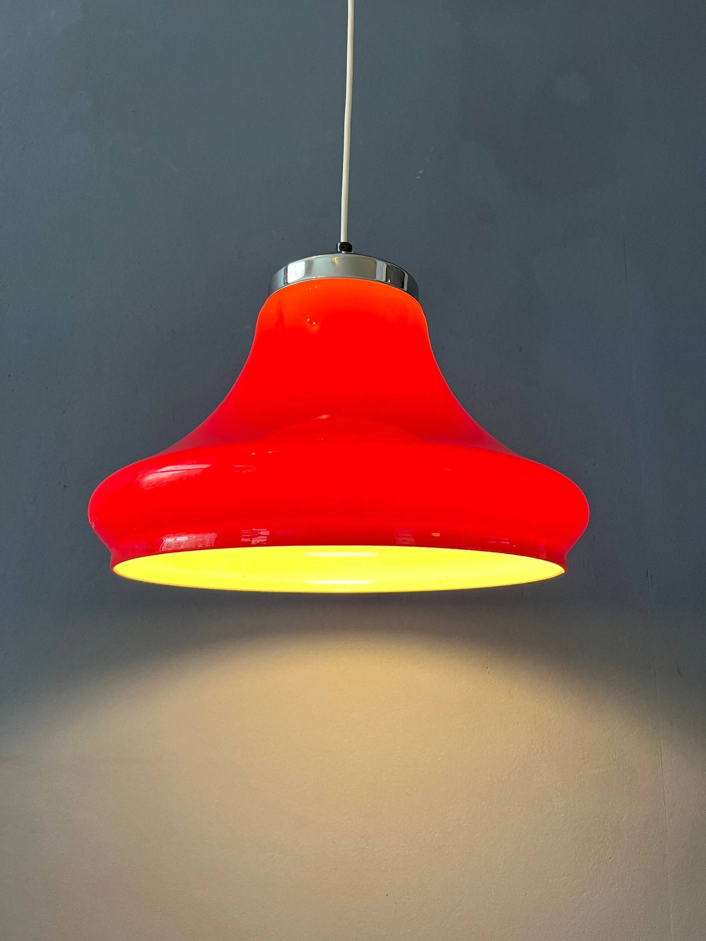 Suspension Space Age rouge en plexiglas avec dessus chromé