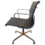 Fauteuil EA 108 de Charles & Ray Eames pour Vitra