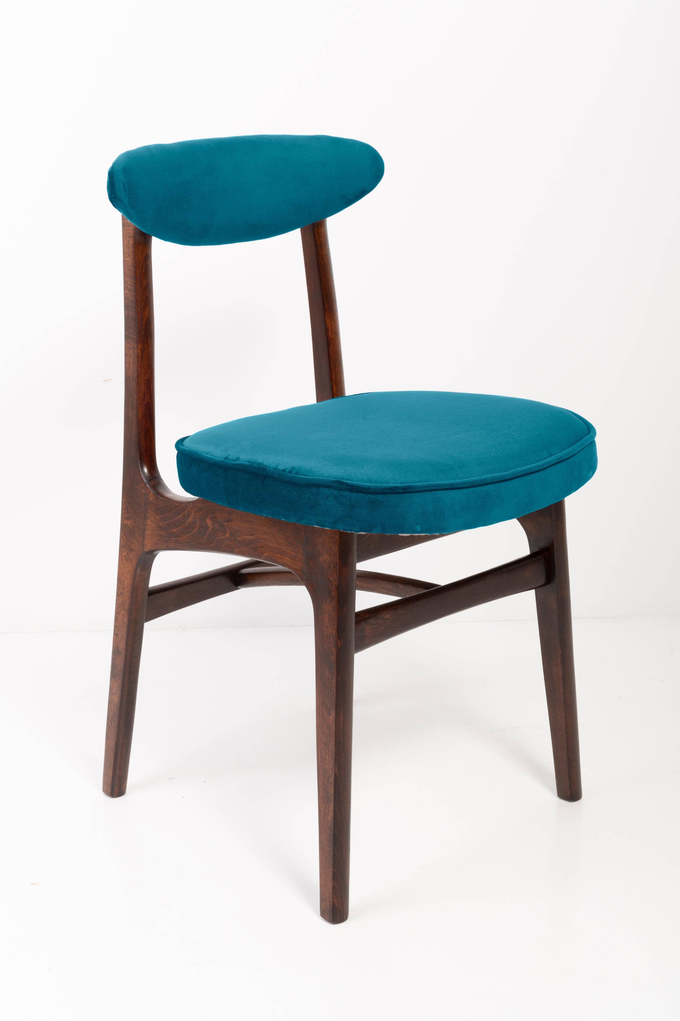Chaise vintage en velours bleu pétrole conçue par Rajmund Hałas, Europe, années 1960