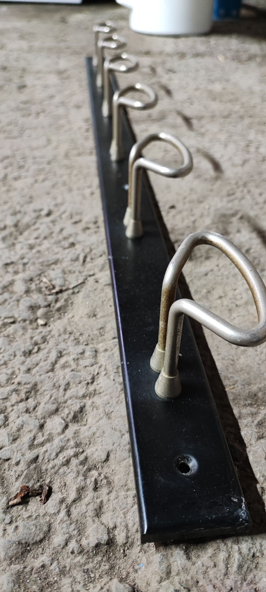 School wall coat holder with six metal legs GES
