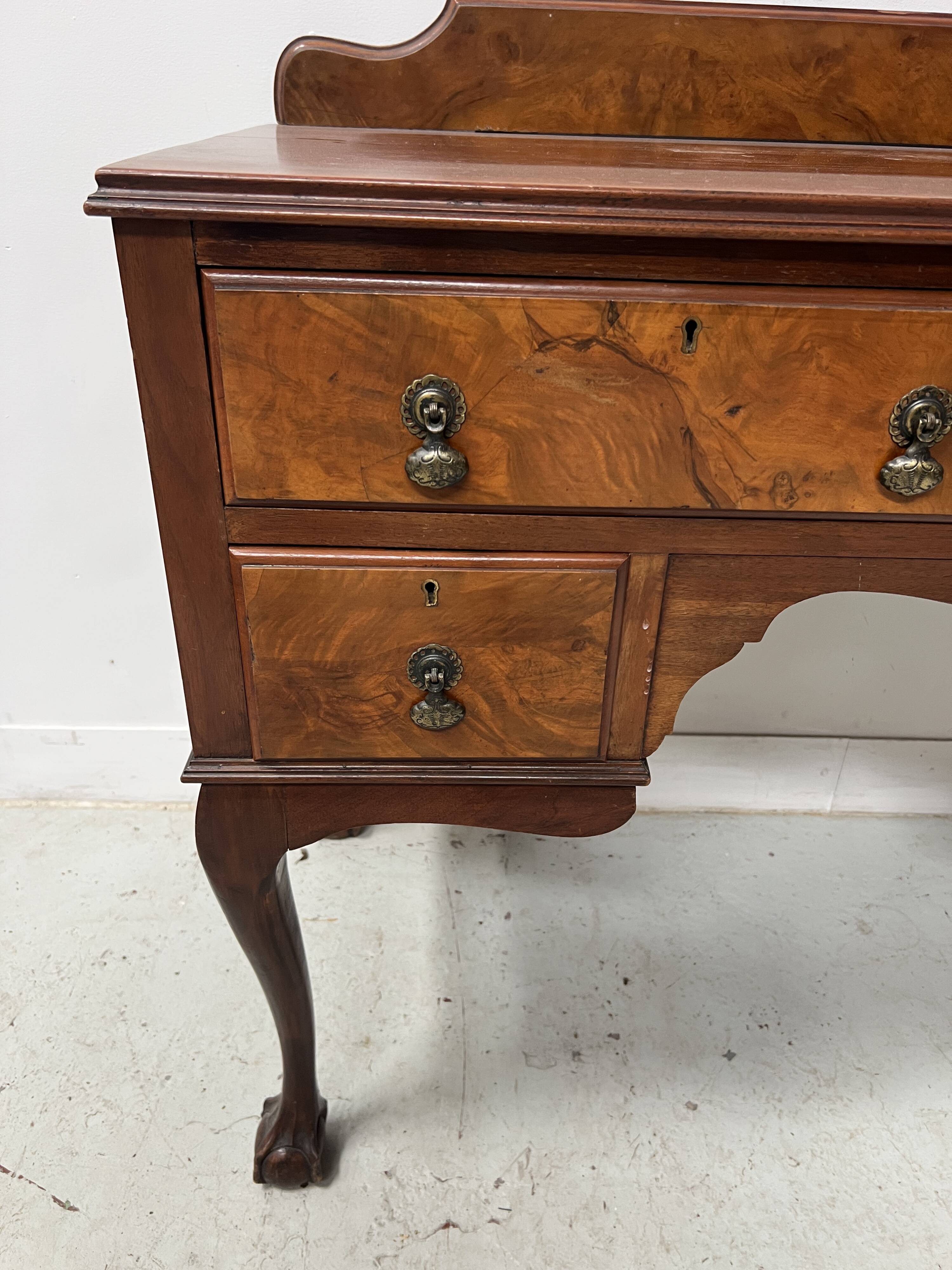 Bureau plat Regency en acajou et placage XIX siècle