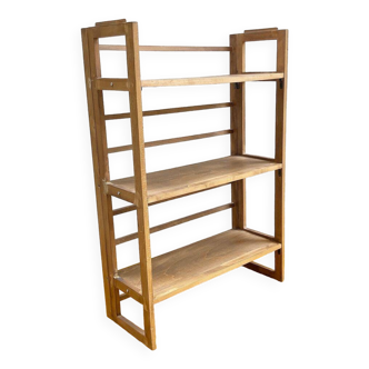 Scandinavian shelf on foot