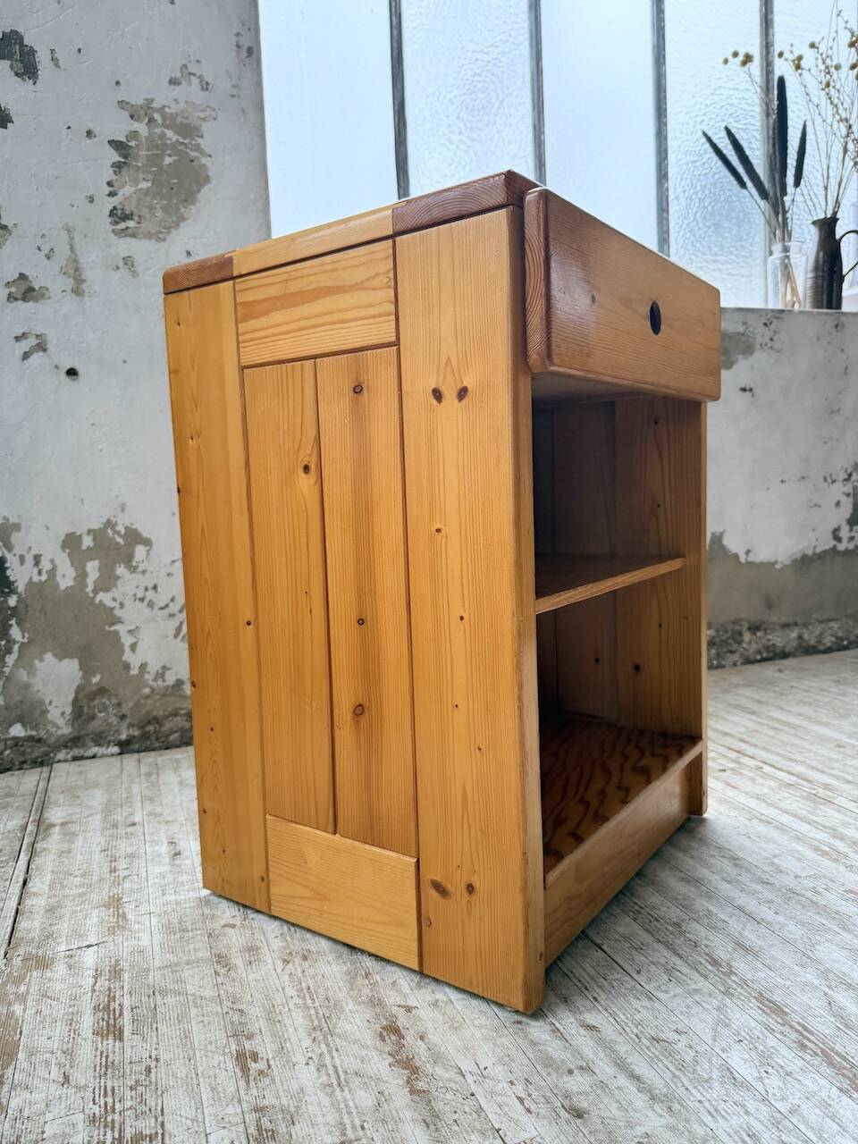 Chevet sélectionné par Charlotte Perriand pour Les Arcs