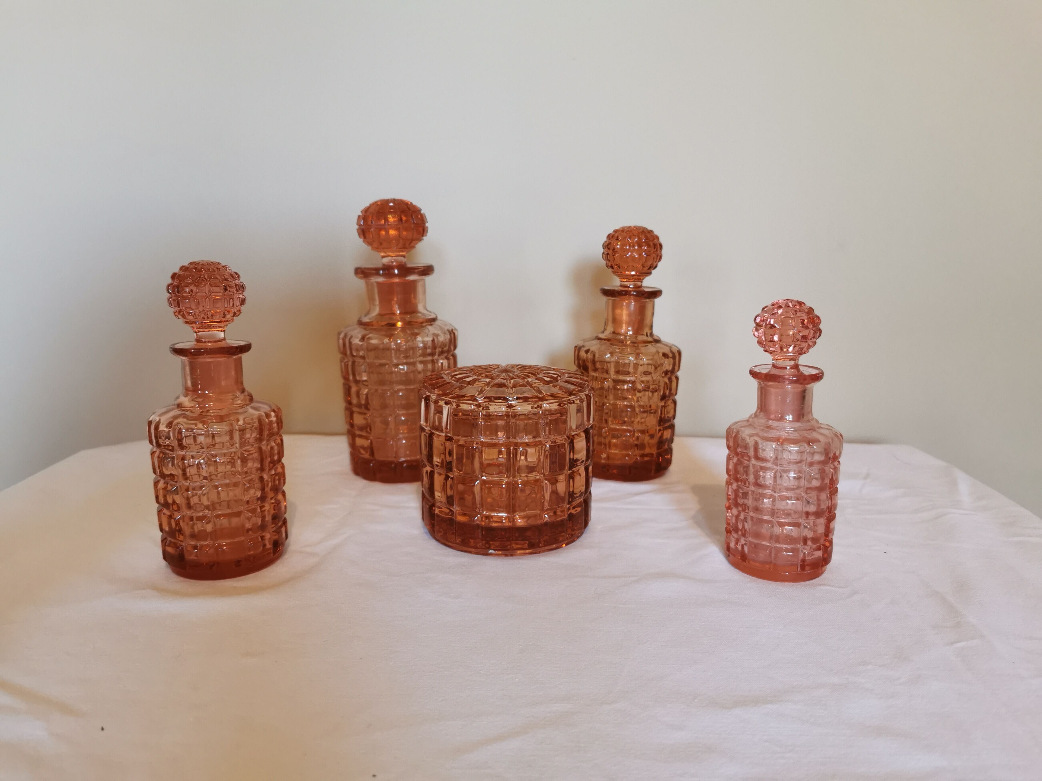 Set of 4 bottles and an art deco box in pink Bayel crystal
