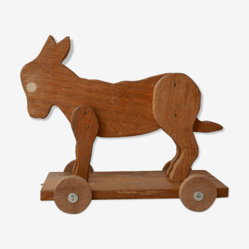 Wooden animal to pull
