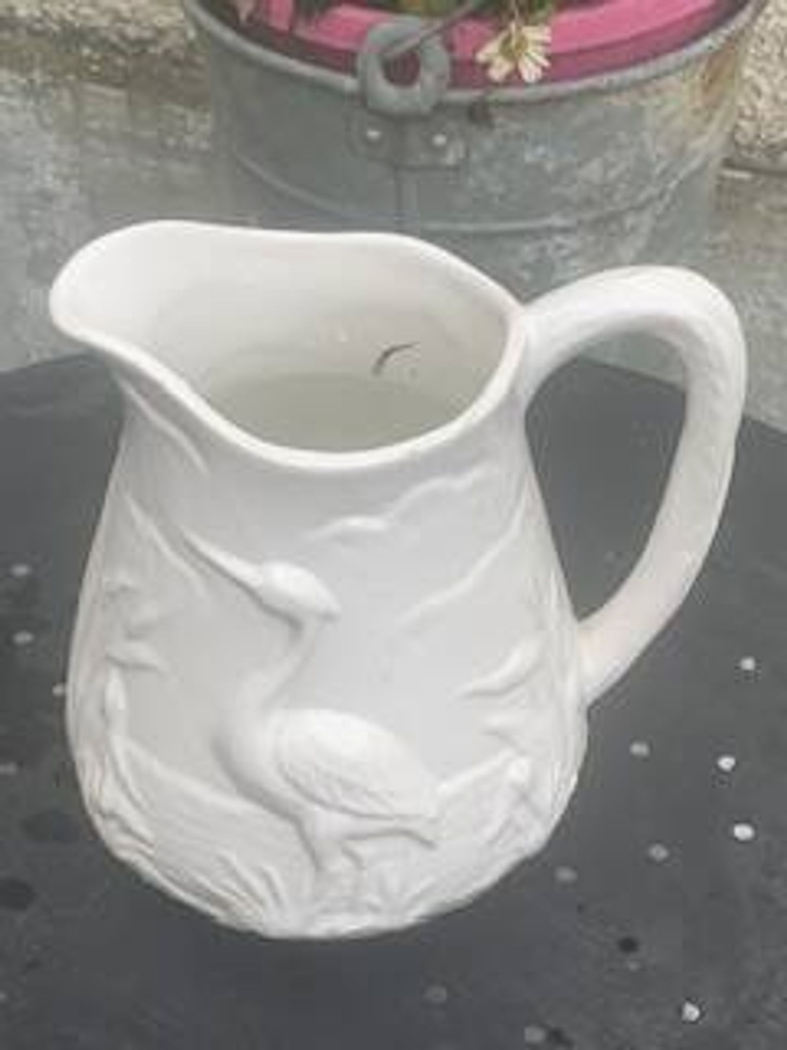 Carafe le héron en ceramique émaillée blanche barbotine
