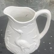Carafe le héron en ceramique émaillée blanche barbotine