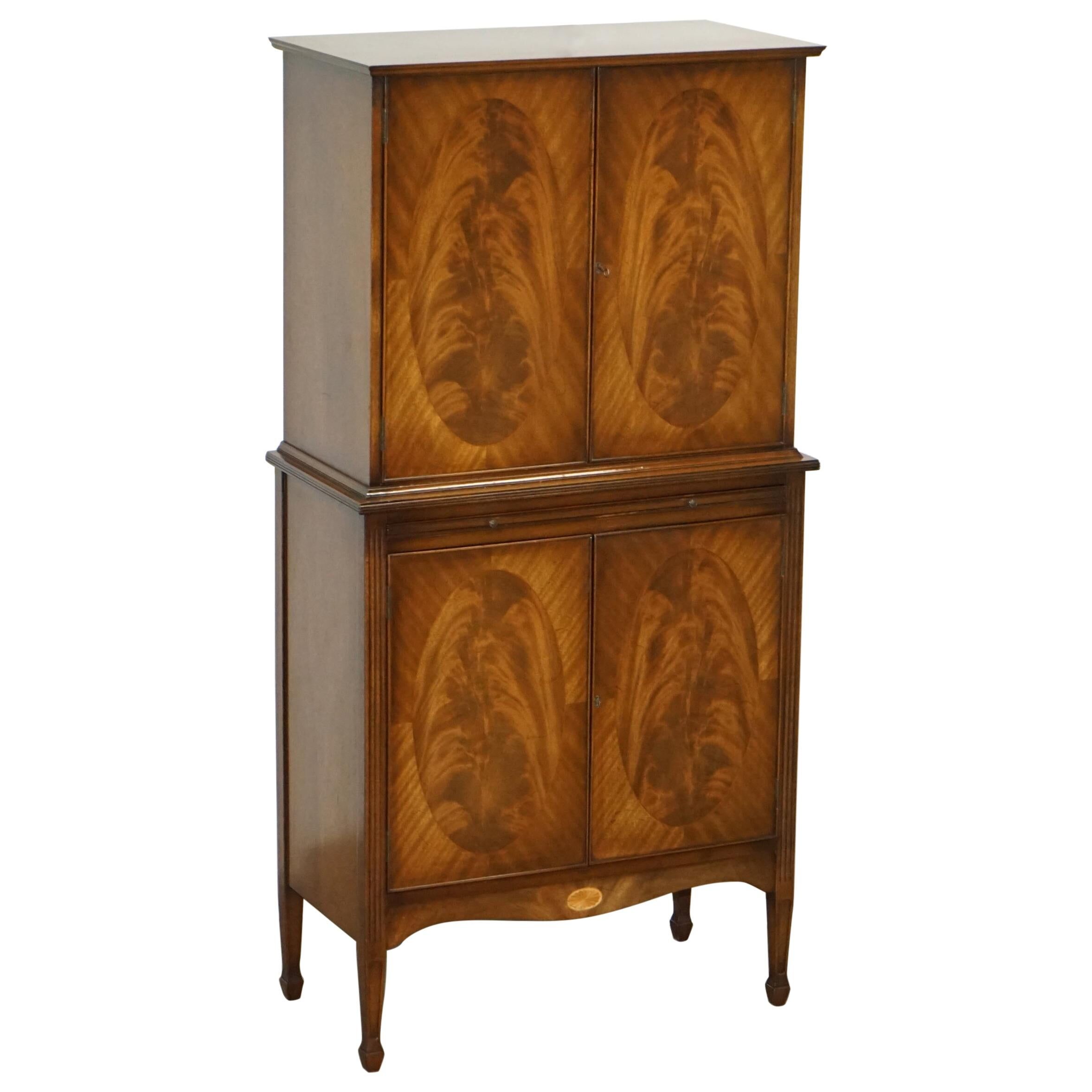 Cabinet à boissons flammé en acajou et satin style Sheraton Revival