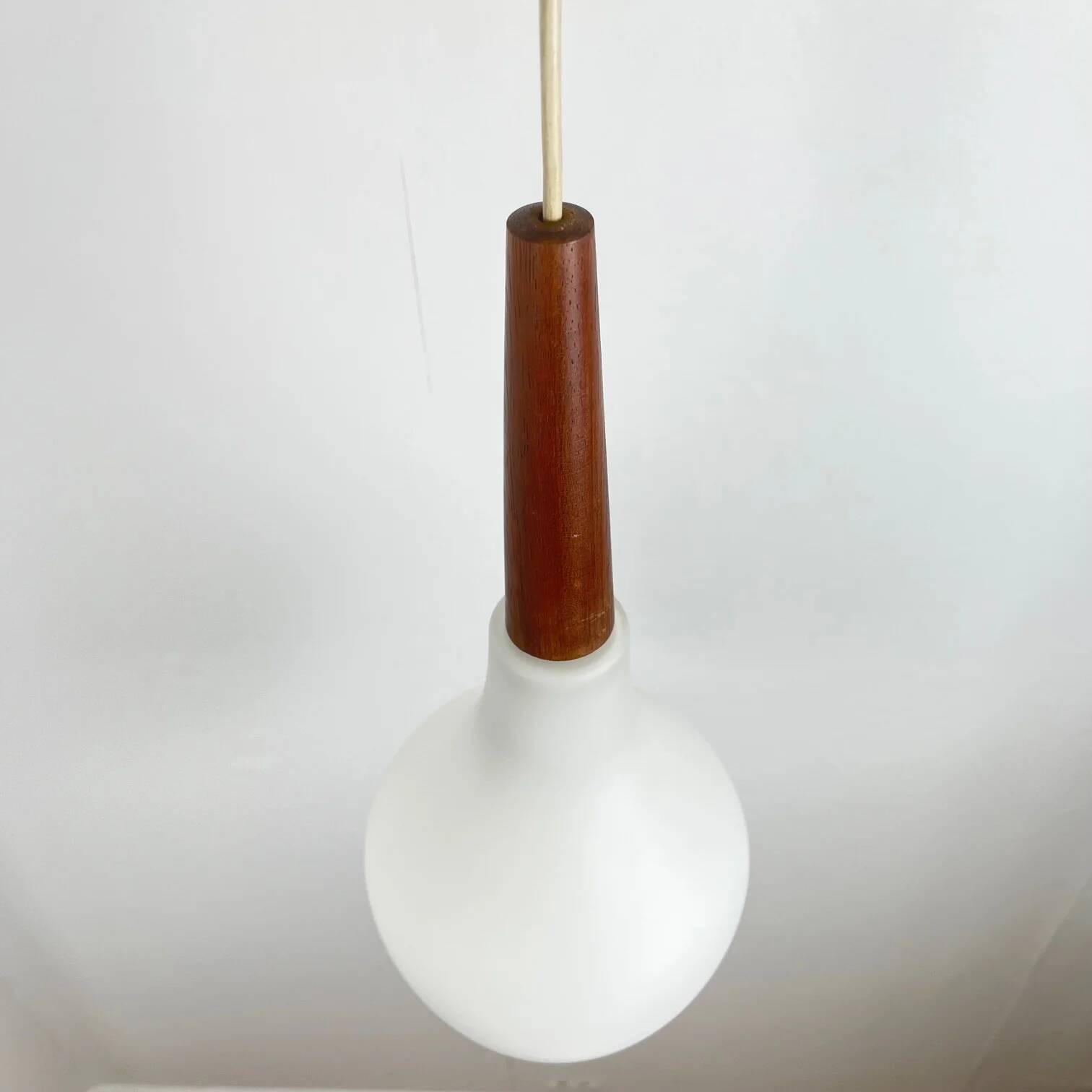 Suspension scandinave opaline et teck, midcentury modern