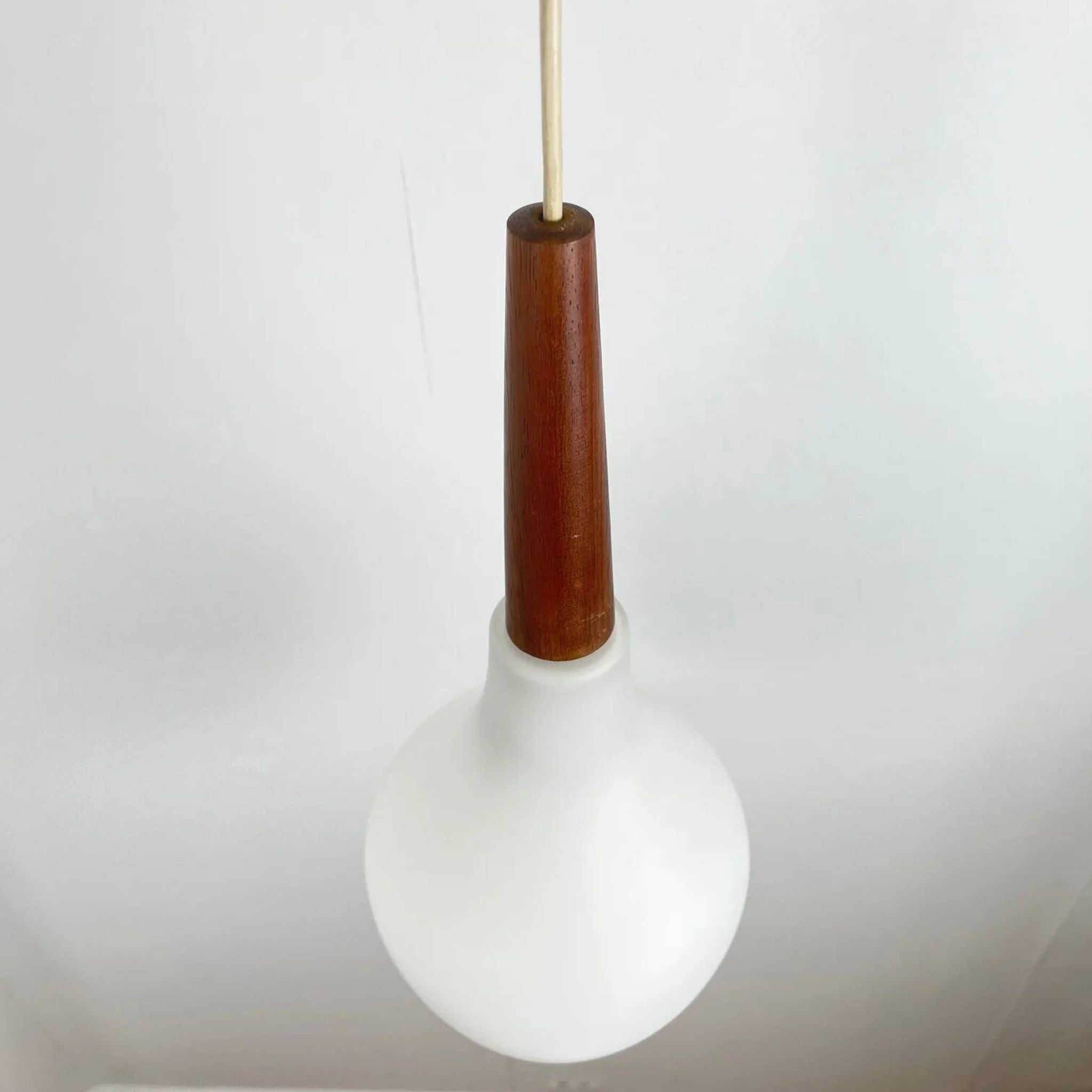 Suspension scandinave opaline et teck, midcentury modern