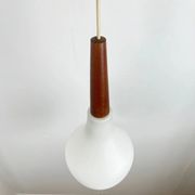 Suspension scandinave opaline et teck, midcentury modern
