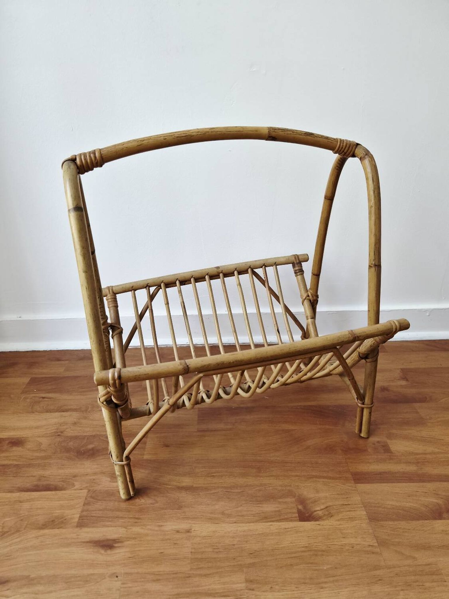 Vintage rattan magazine rack in bohemian style '1970s -