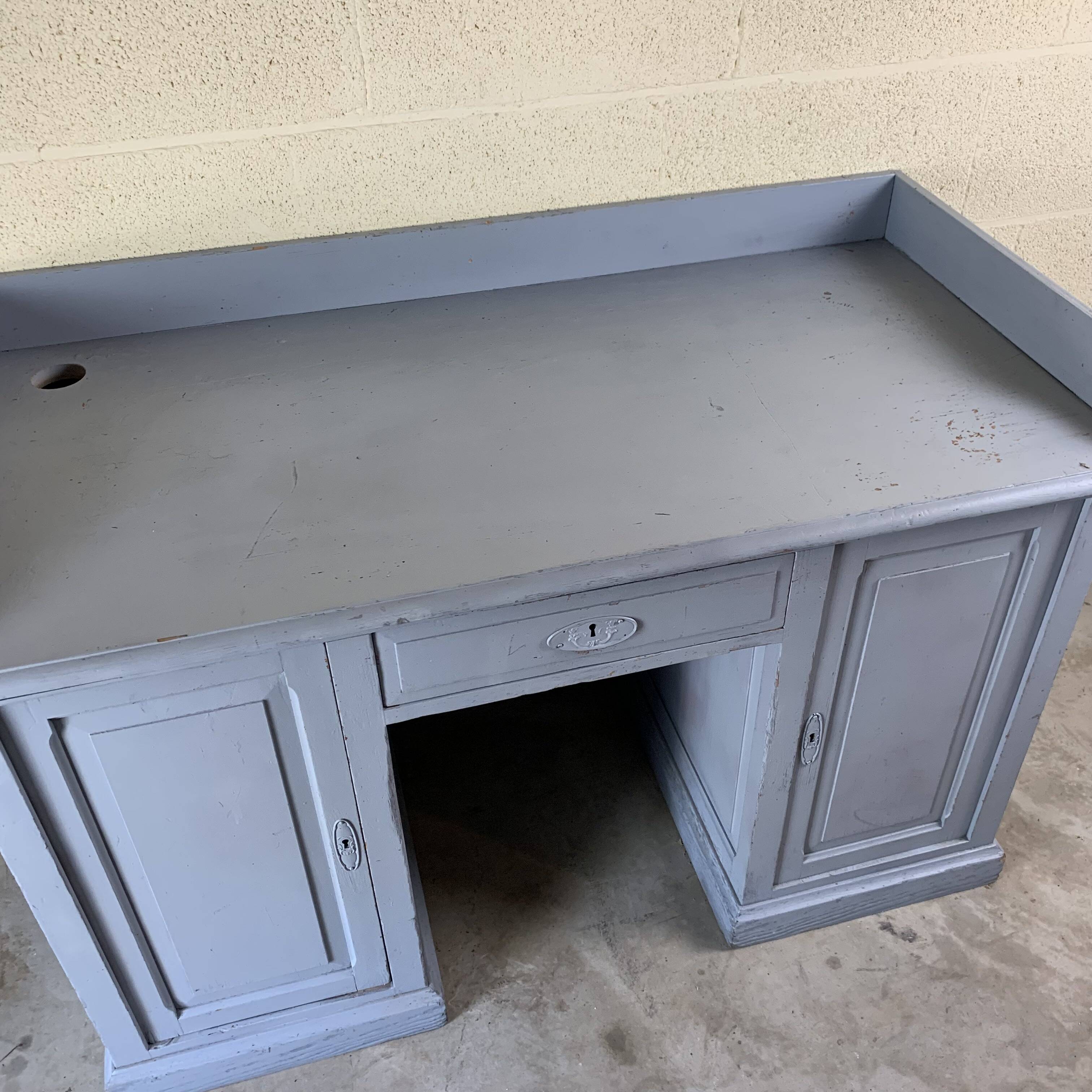 Pedestal desk or counter