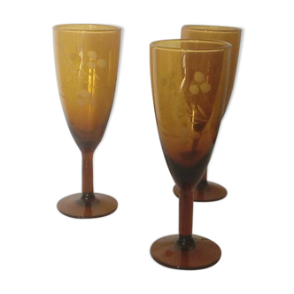 3 flutes a champagne en verre de couleur gravees