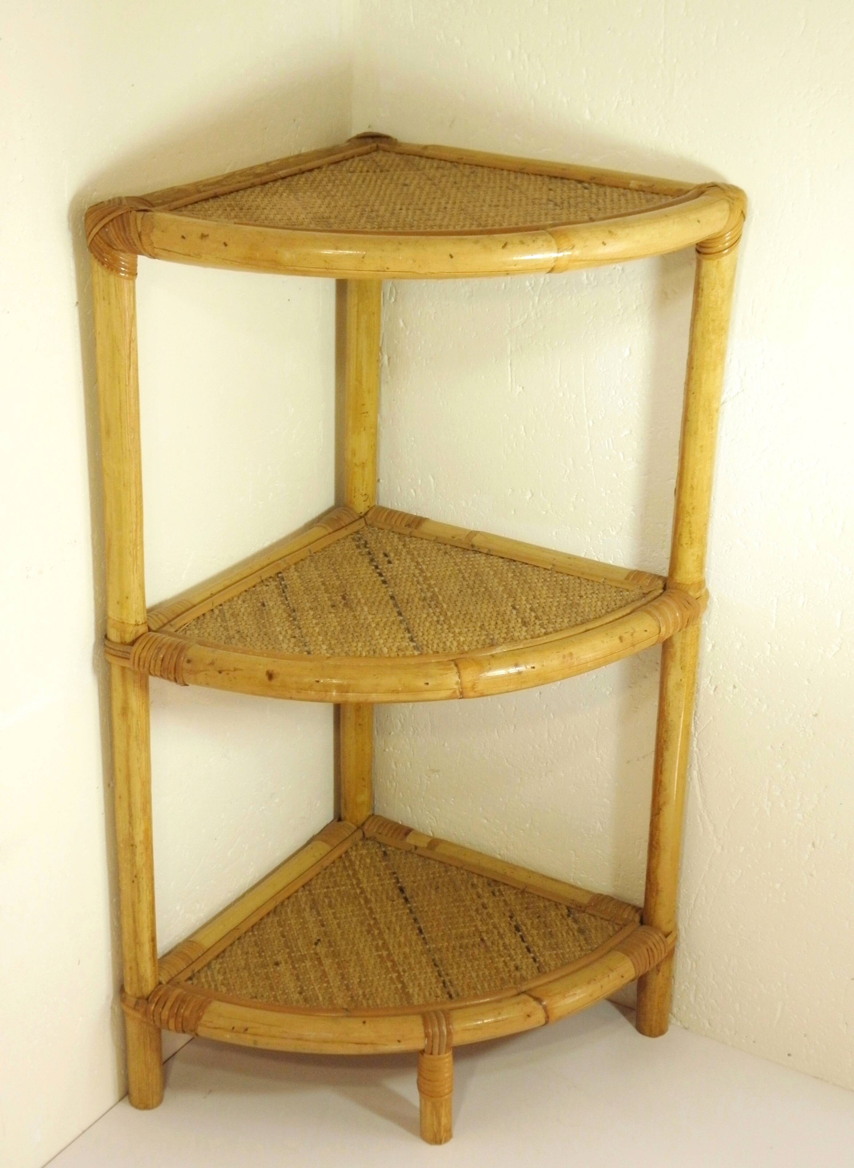 Corner shelf in rattan