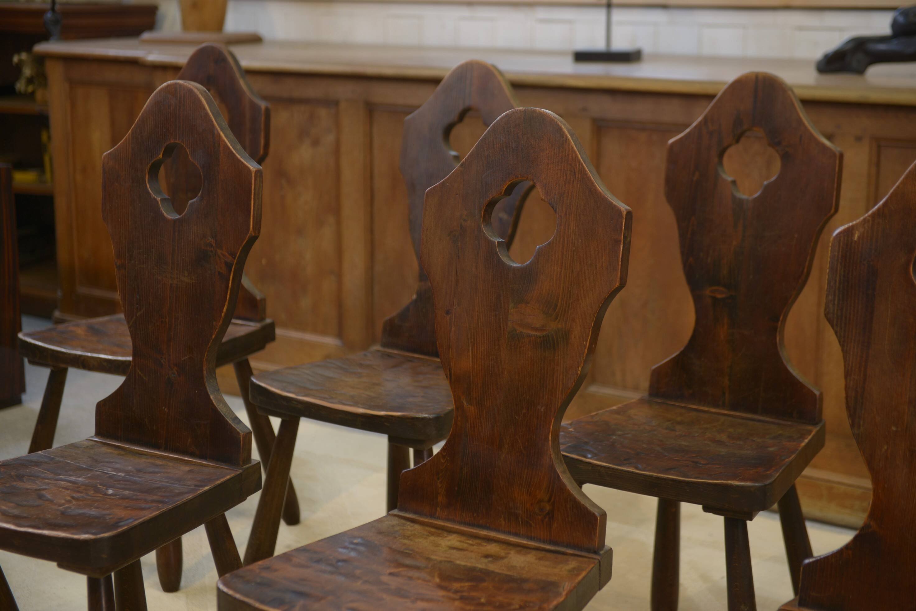 Ensemble de 8 chaises monastère 1950’s