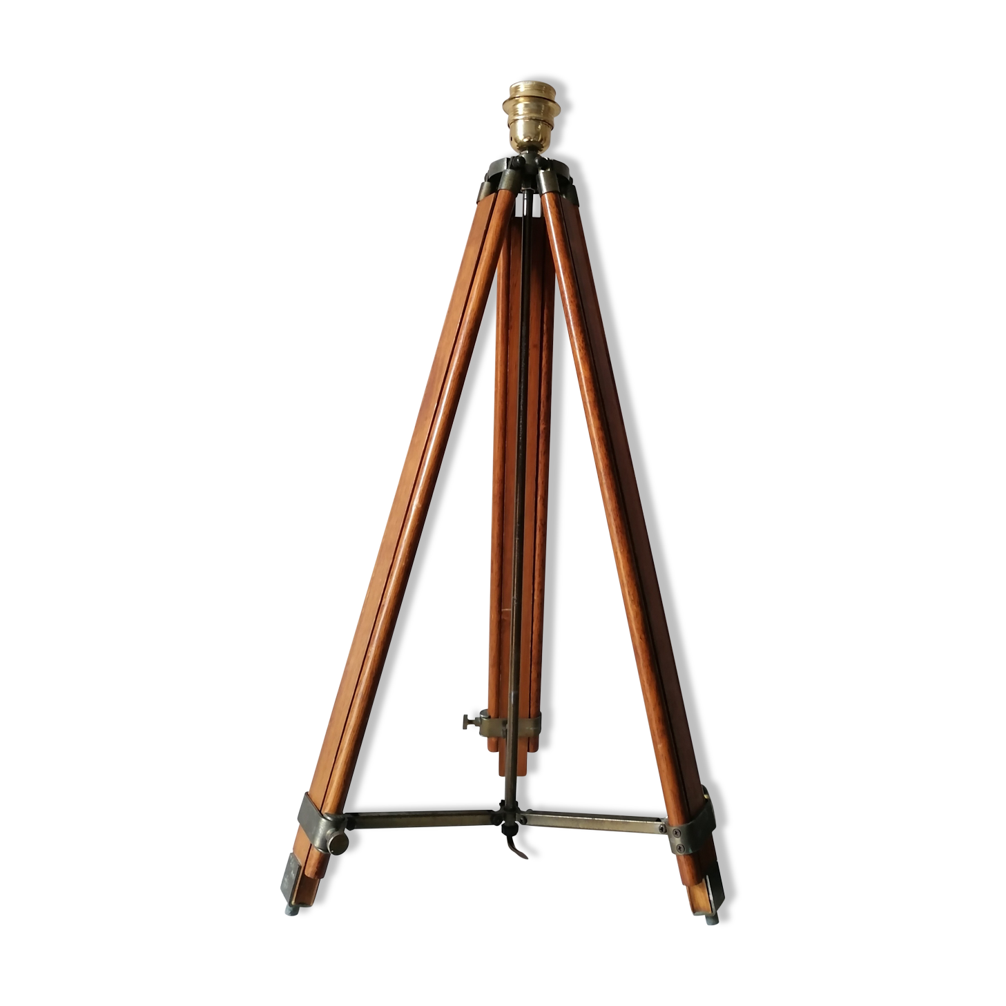 Wooden tripod lamp
