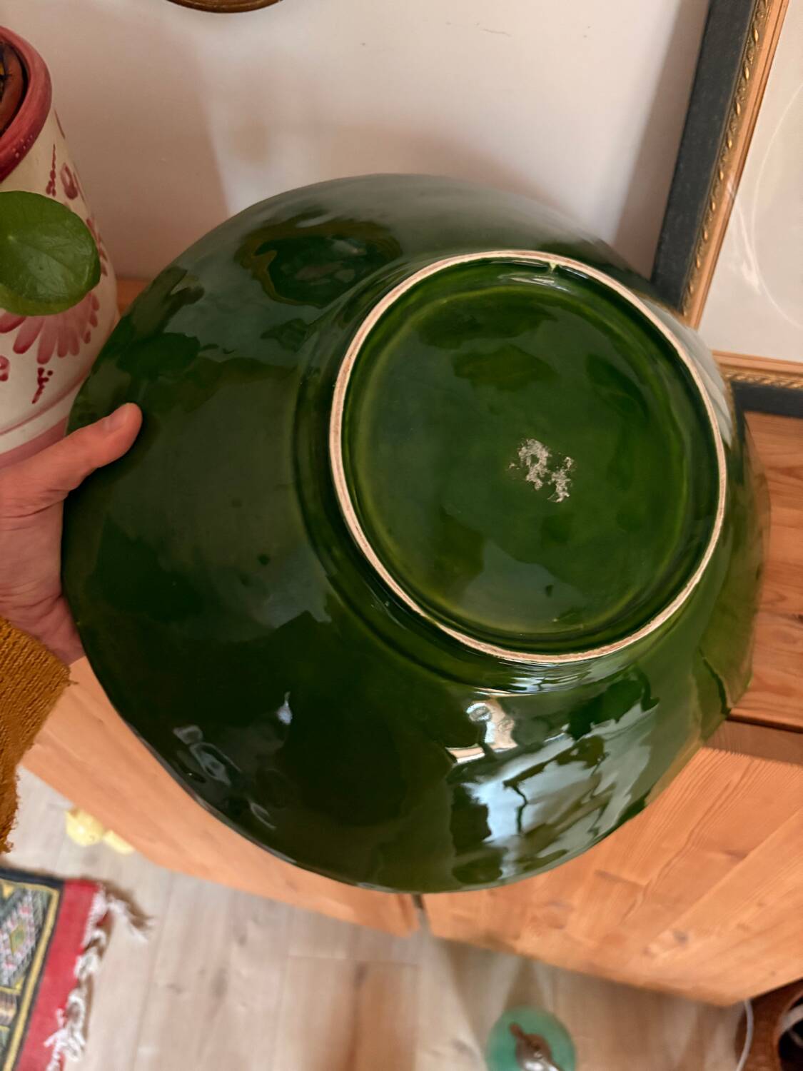 Grand plat / saladier en faïence barbotine émaillée – forme feuille