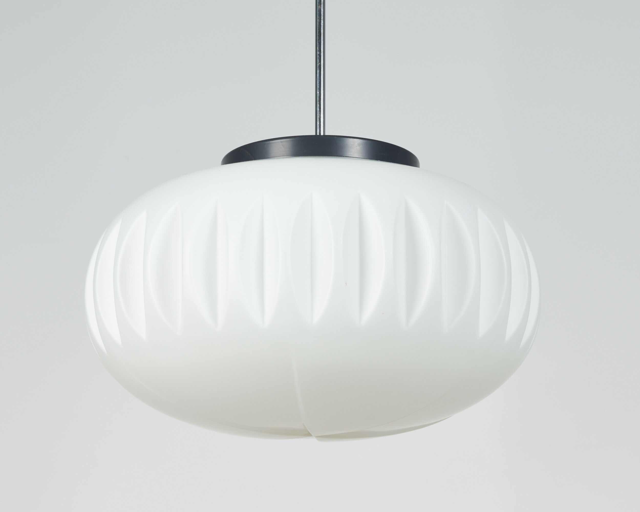 Suspension en verre opaline par Napako années 60