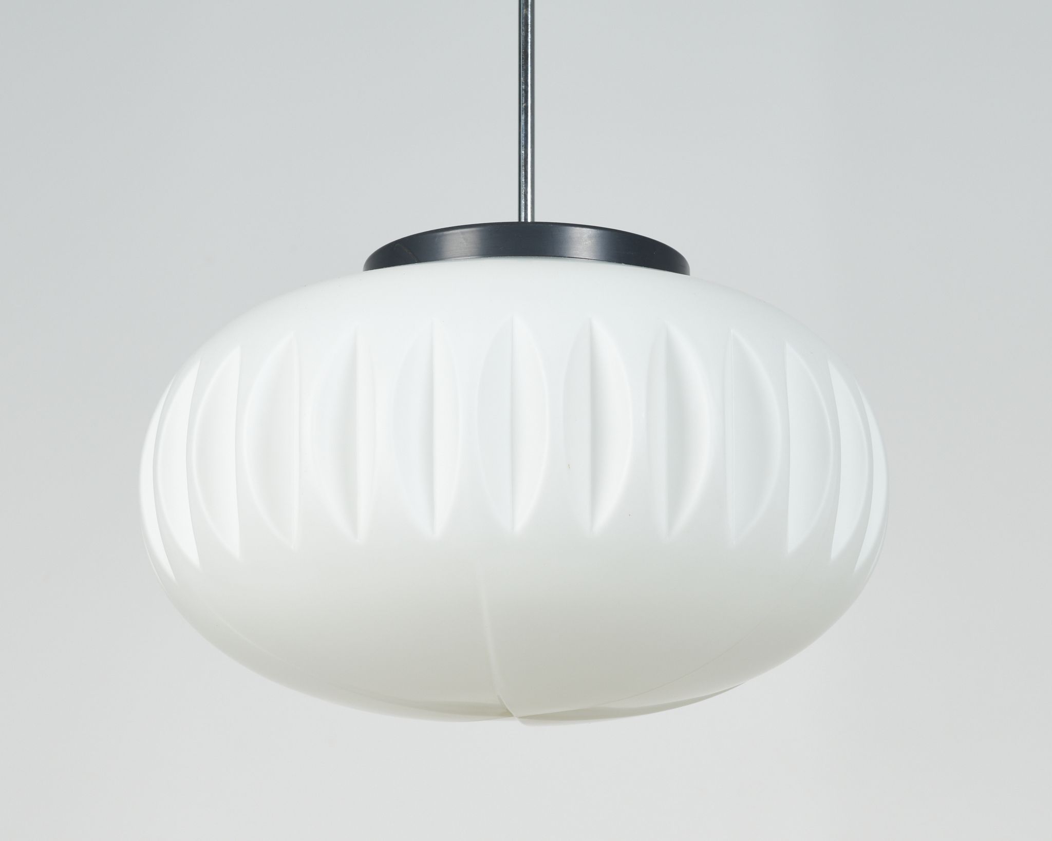 Suspension en verre opaline par Napako années 60