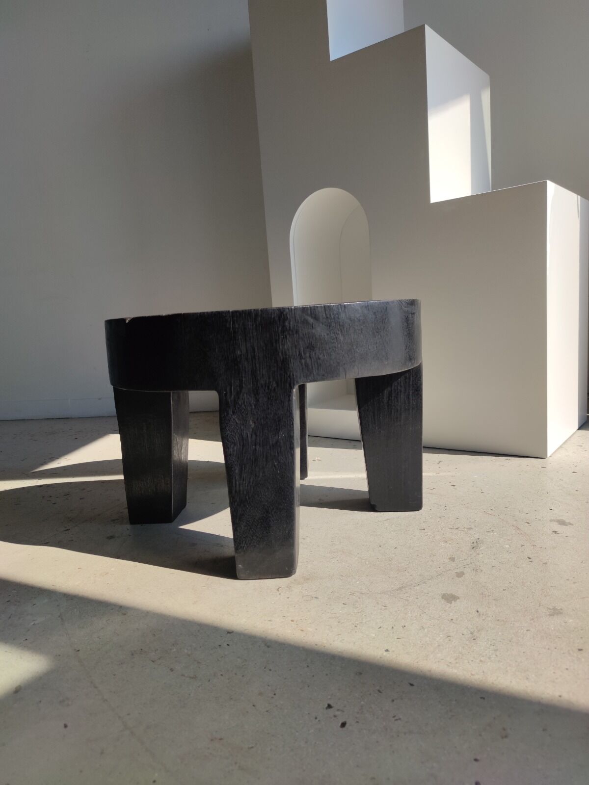 Quadripod coffee table in black monoxyl solid wood