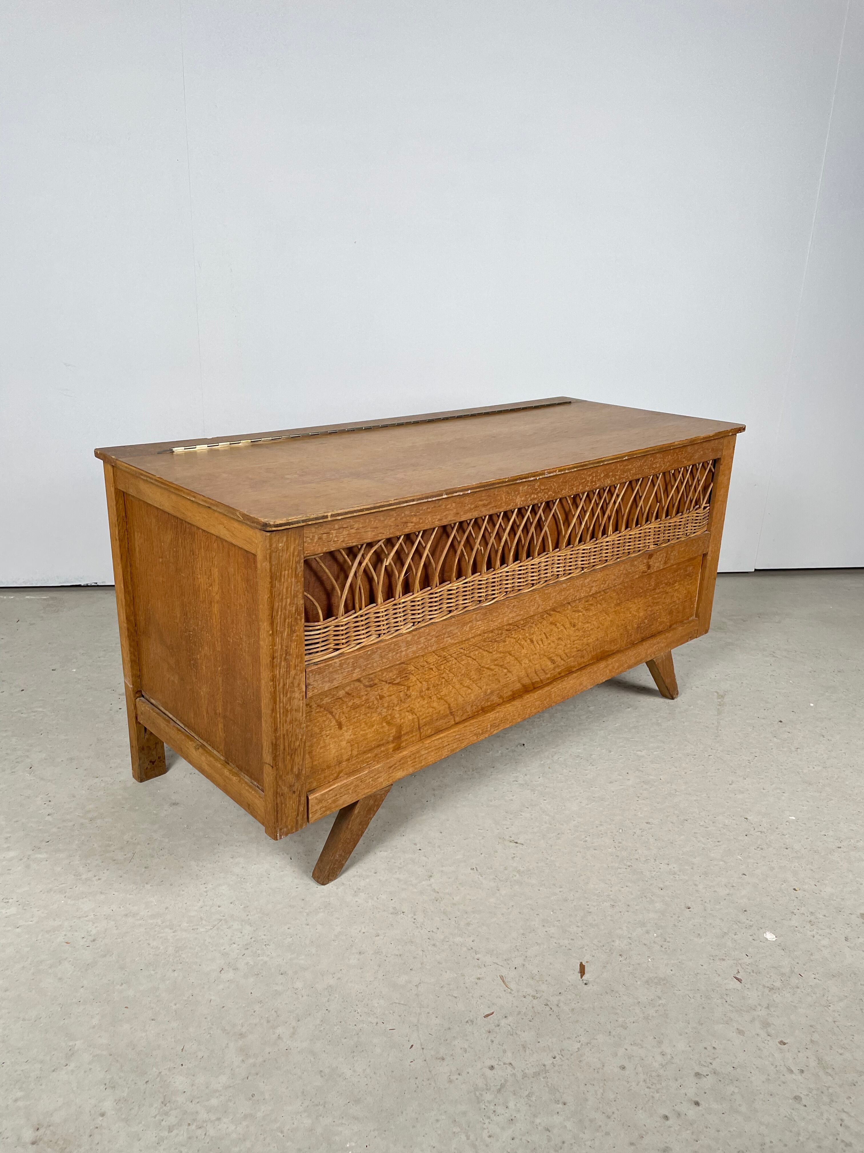 Coffre à jouet 1950 pieds compas et rotin