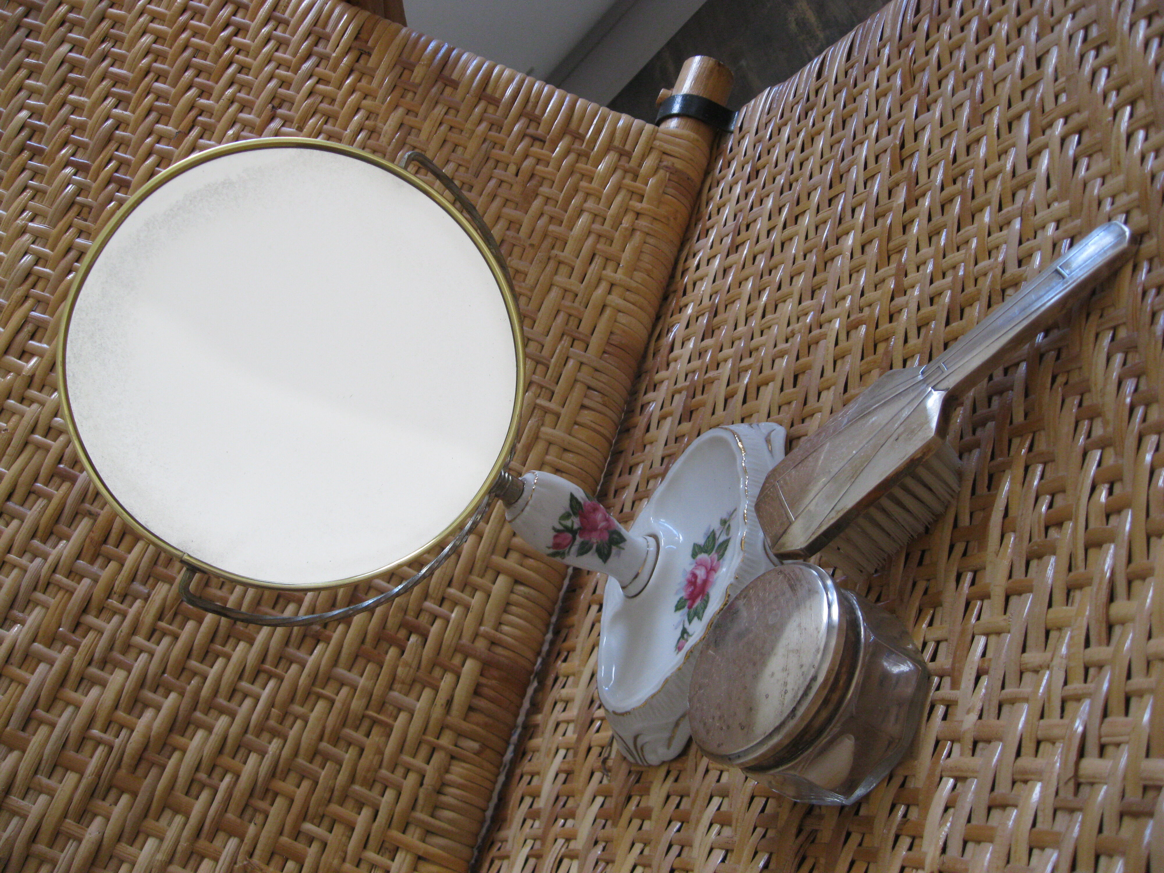 Mirror to lay on porcelain swivel foot