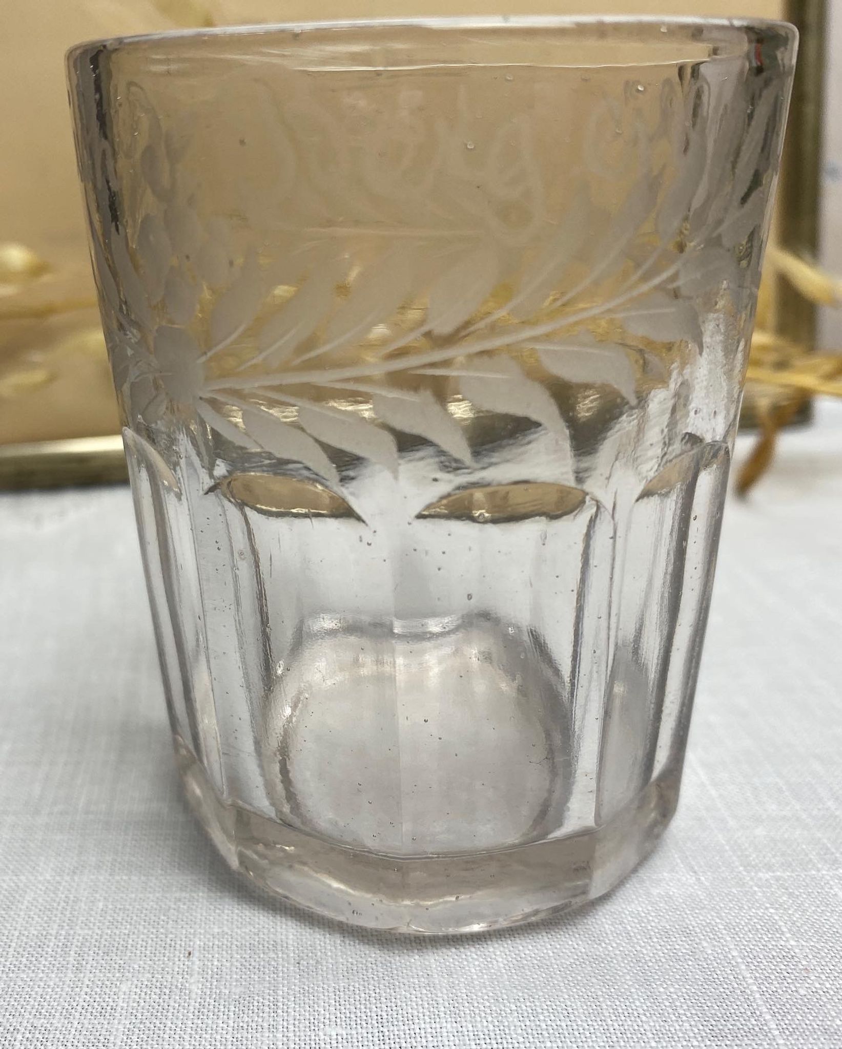 Vase de mariés gravé de 1889 en verre épais