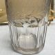 Vase de mariés gravé de 1889 en verre épais