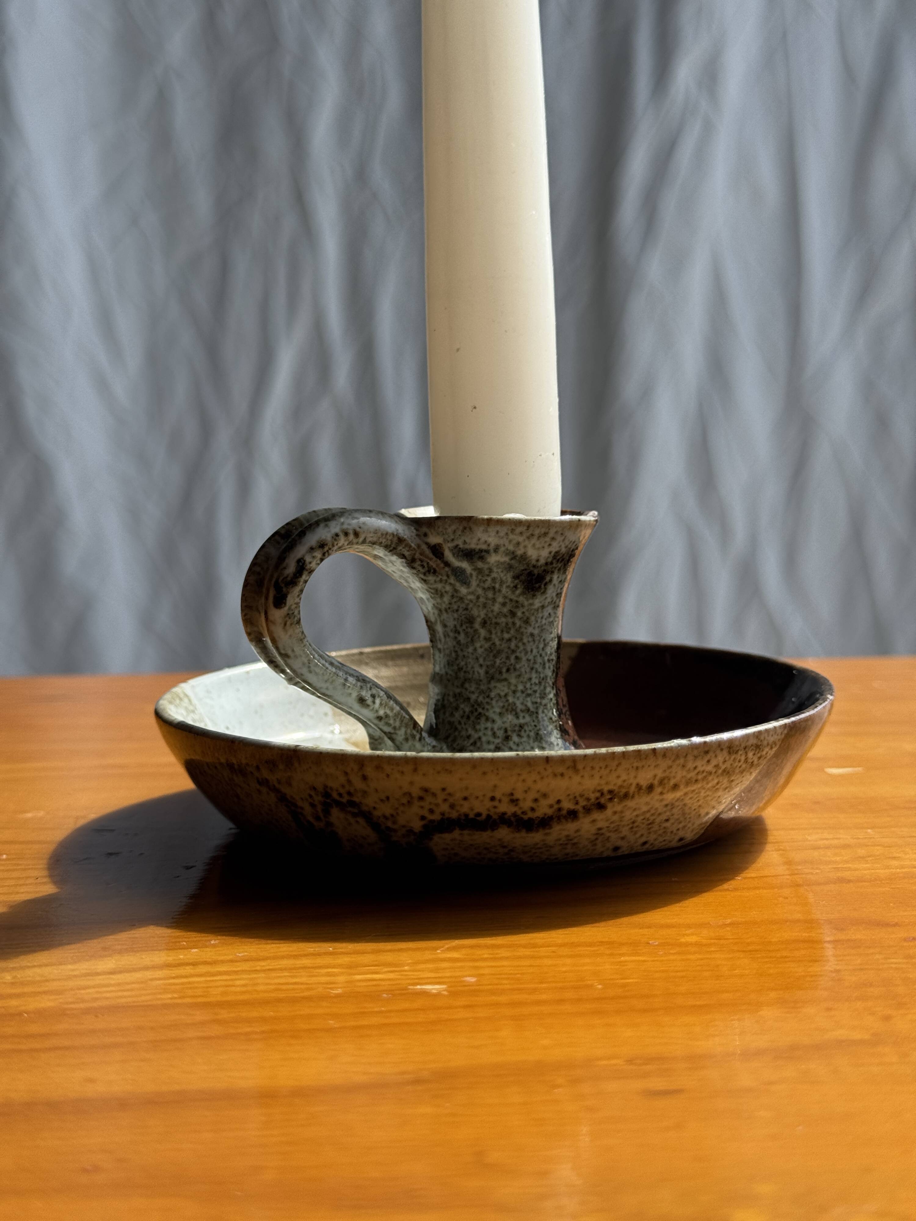 Small hand-held candle holder in two-tone brown and gray stoneware H6.5