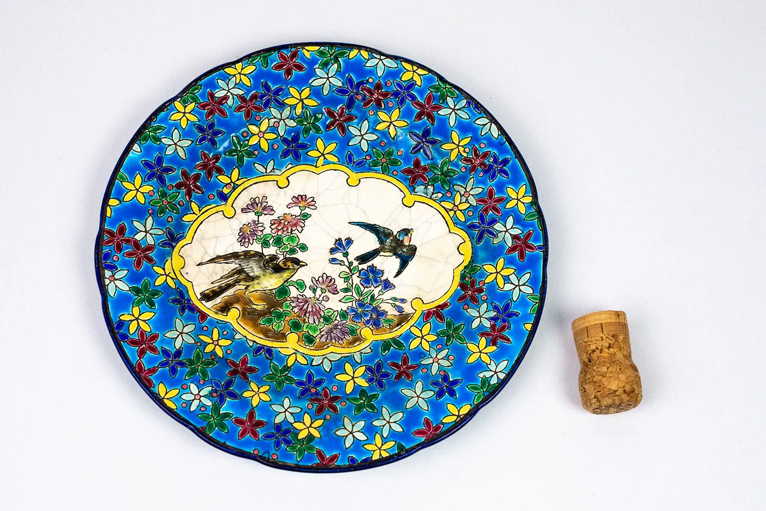 Assiette Longwy début XXe  – Émaux cloisonnés à décor d’oiseaux et fleurs