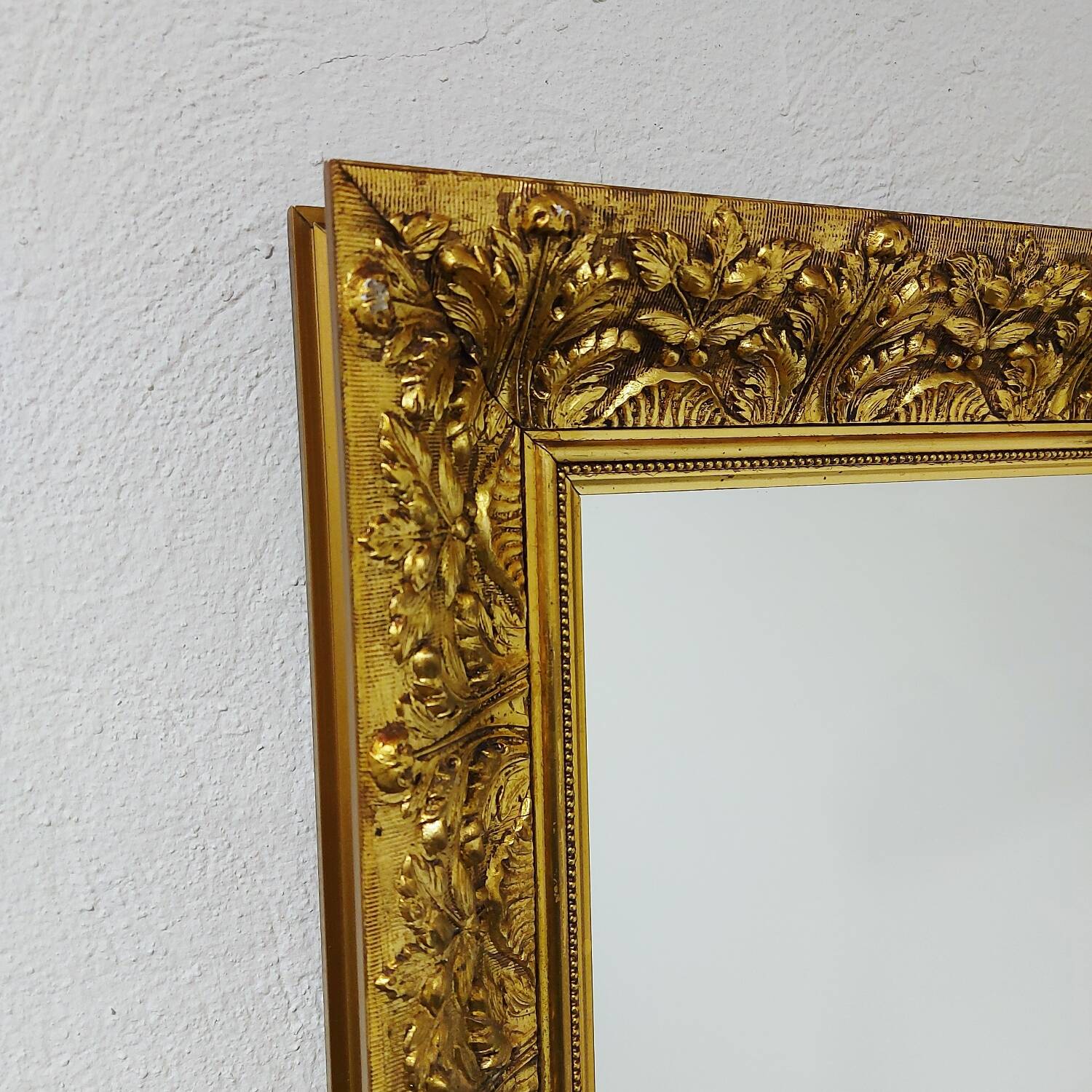 Grand miroir mural vintage sculpté et doré 1970