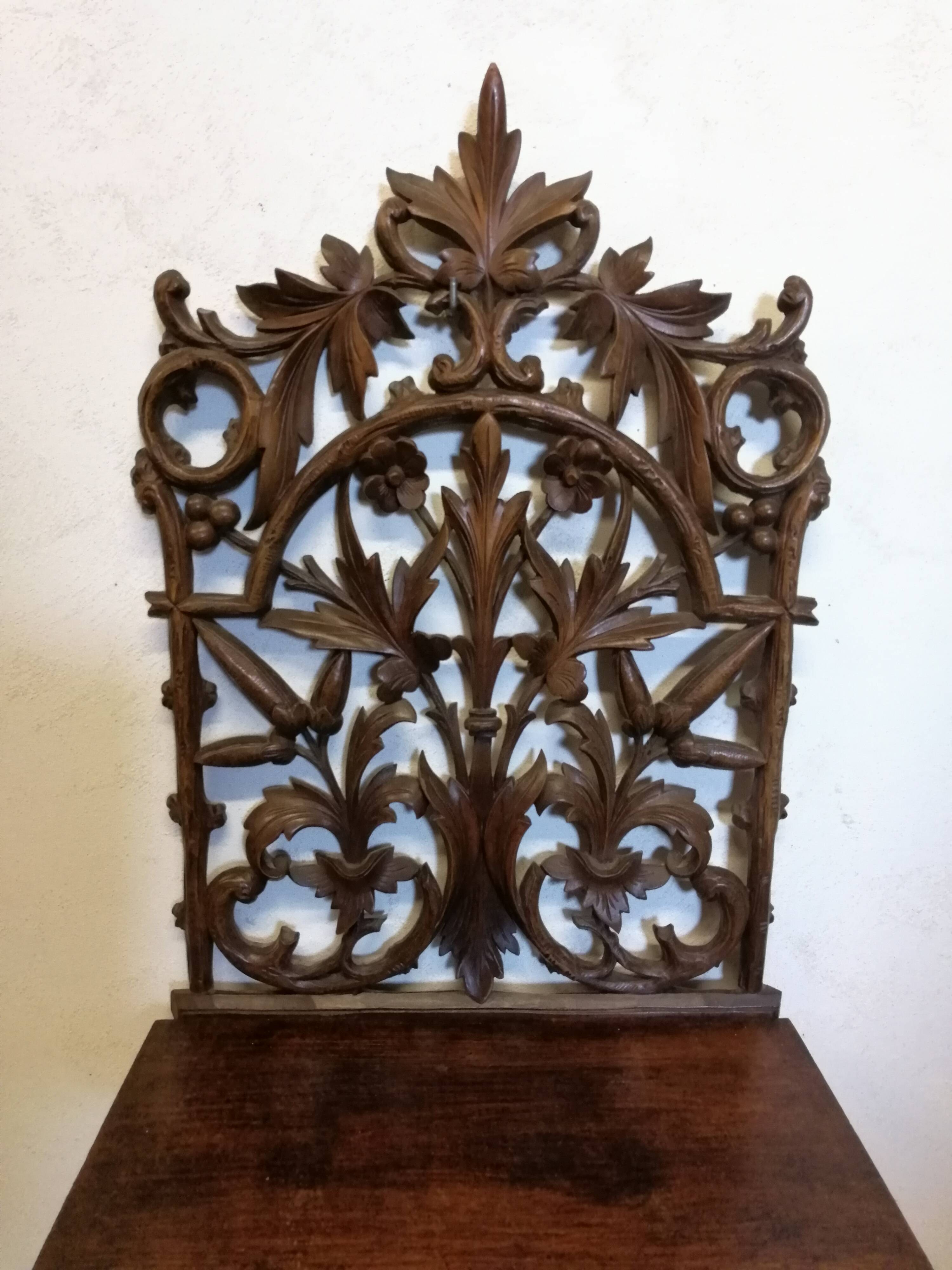 Étagère murale en bois sculpté