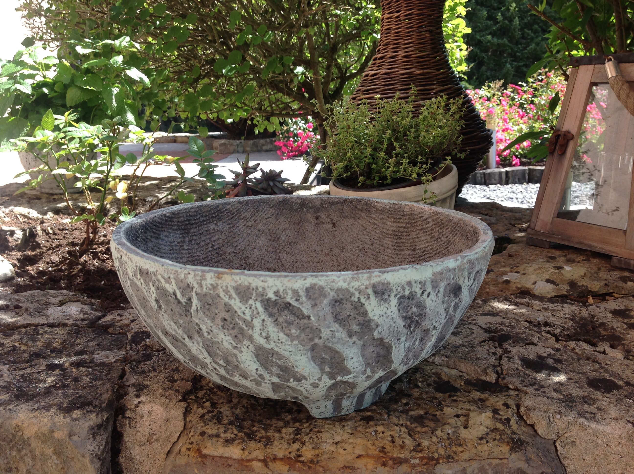 Structured concrete gardener / vintage 60s-70s