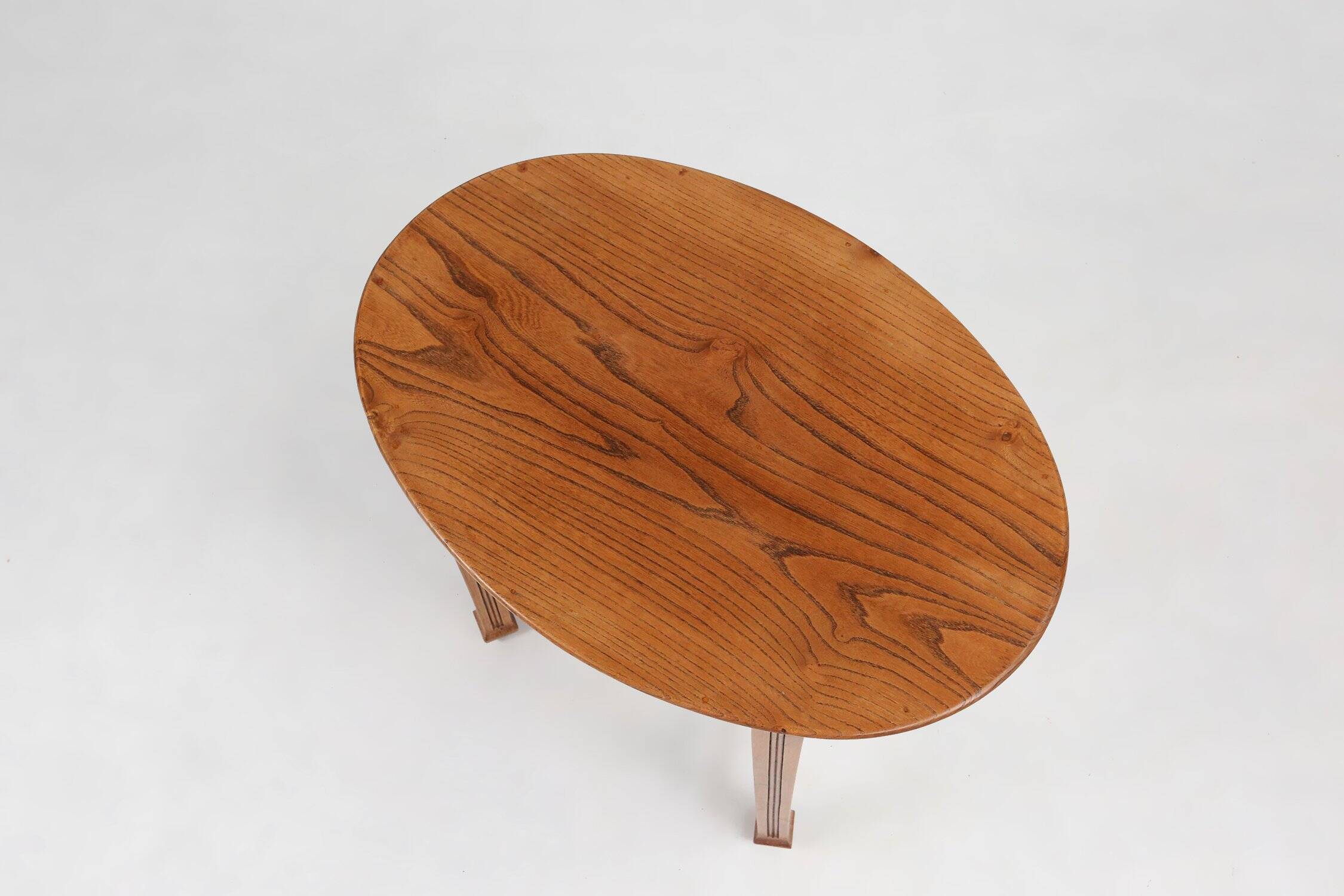 Timeless French Art Deco carved oval side table in oak, 1930s