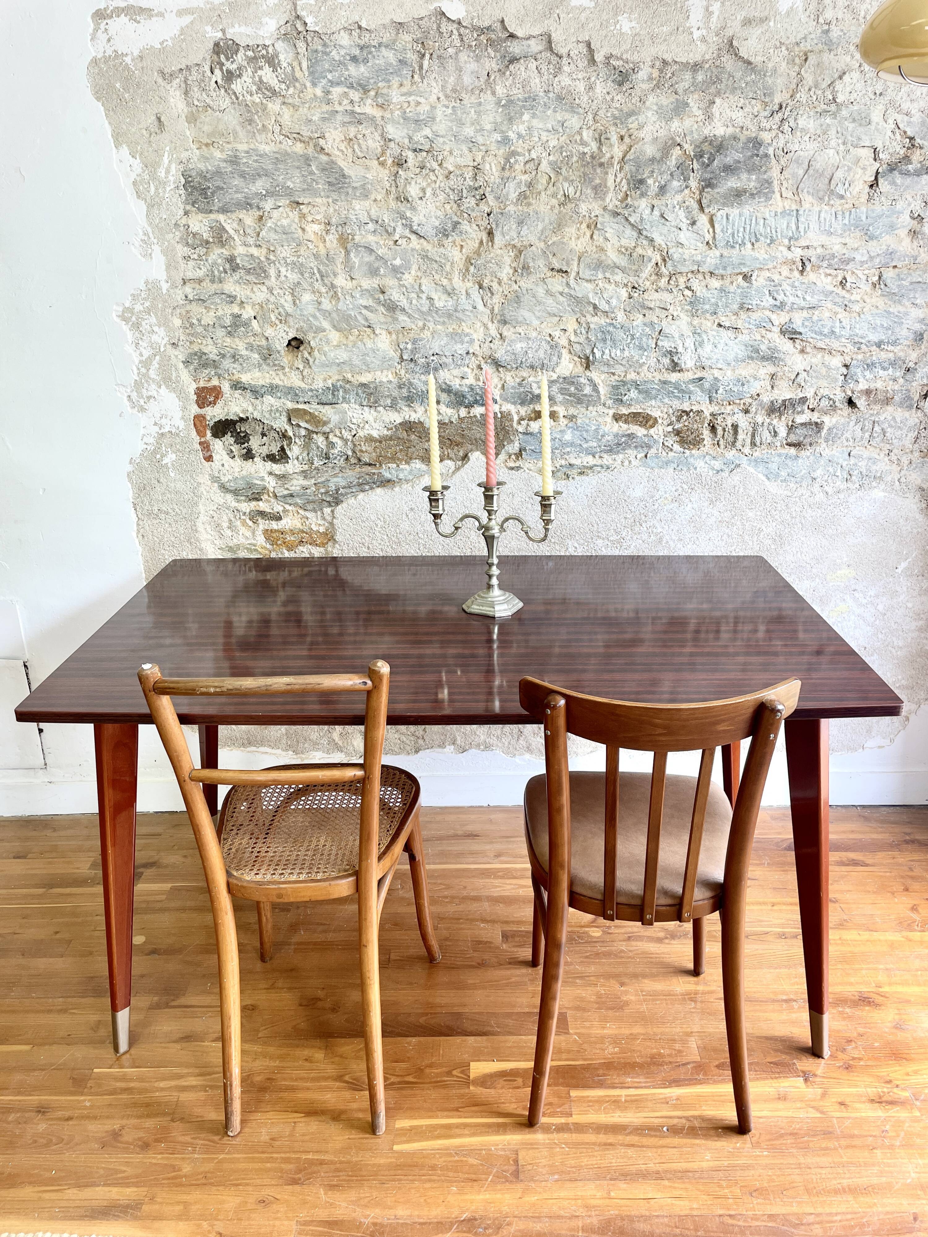 Extendable dining table compass feet