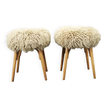 Paire de tabourets en peau de mouton et hêtre des années 1950